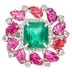 Anillo de oro blanco de 18 quilates con esmeralda grande (aprox. 3,65 CTS), rubí tallado y diamantes