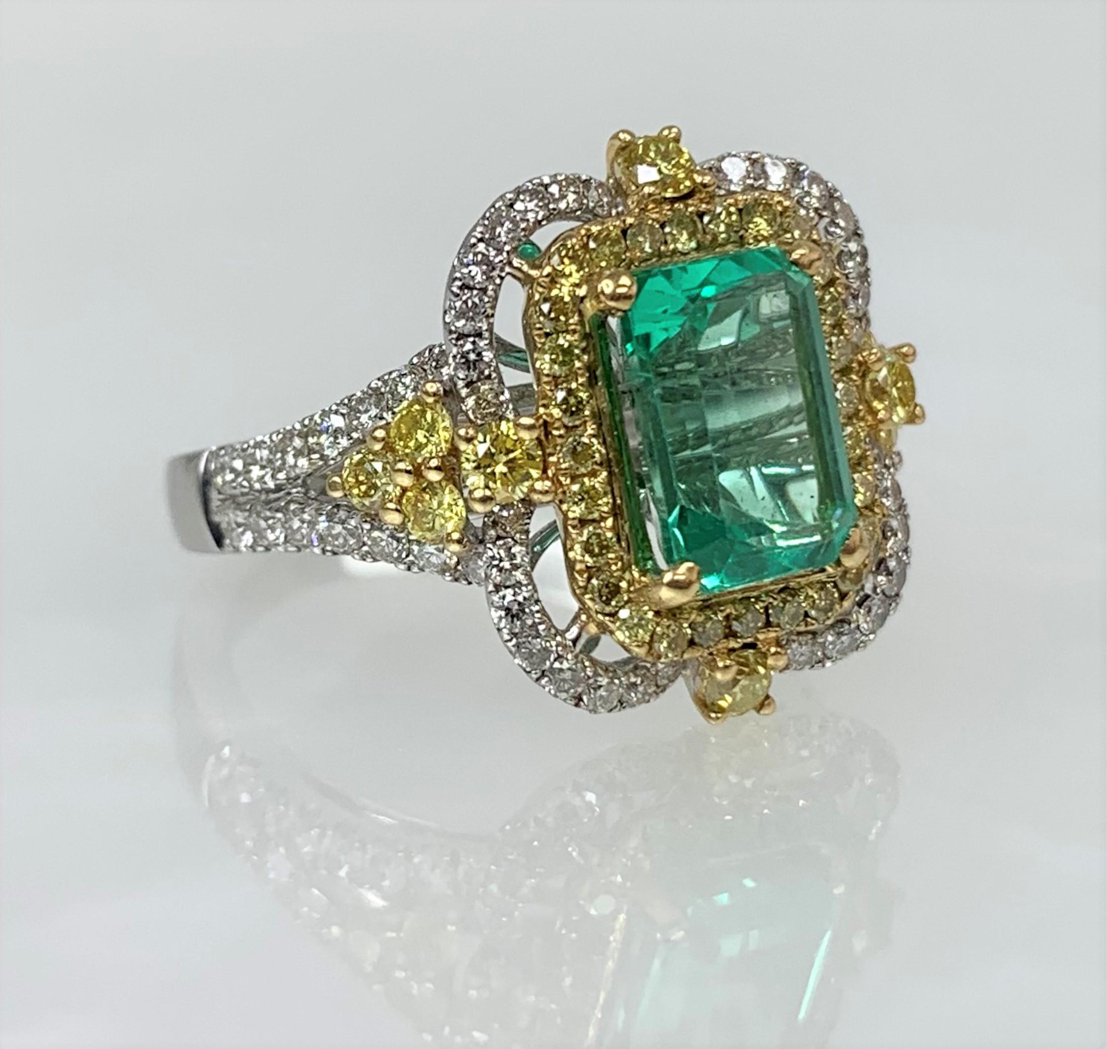 18K White Gold Emerald Cut Emerald White and Yellow Diamond Ring In New Condition For Sale In Great Neck, NY