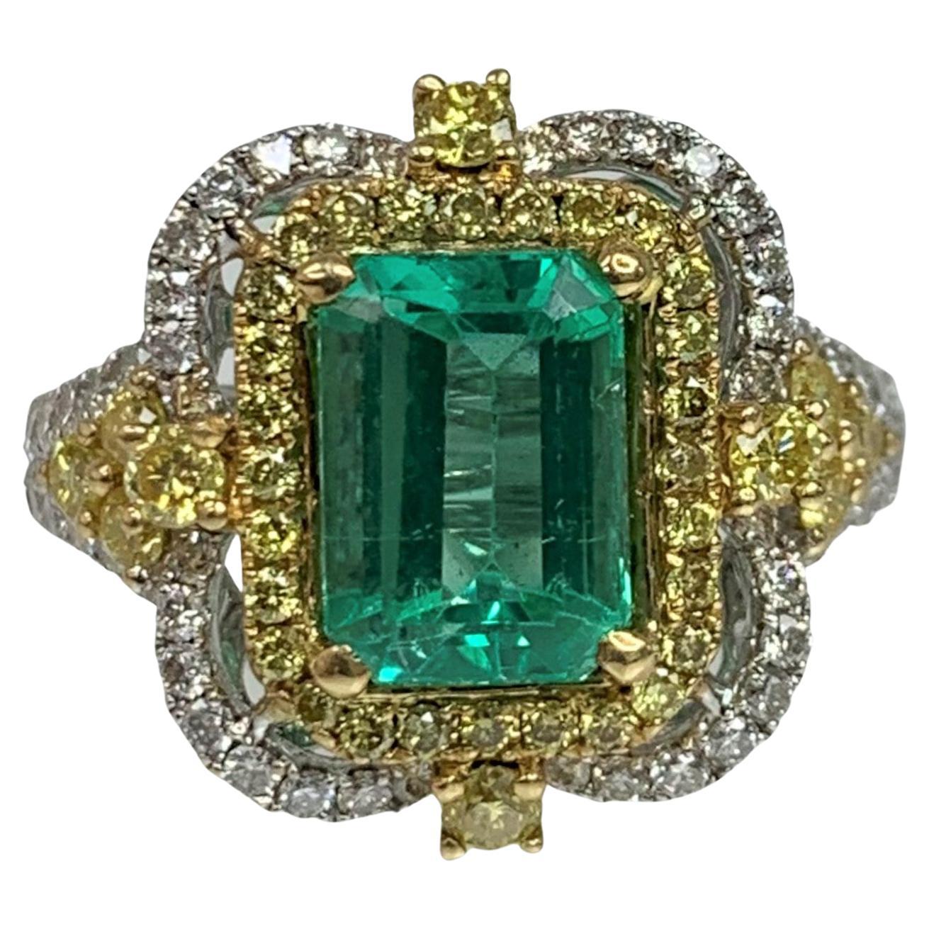 18K White Gold Emerald Cut Emerald White and Yellow Diamond Ring For Sale