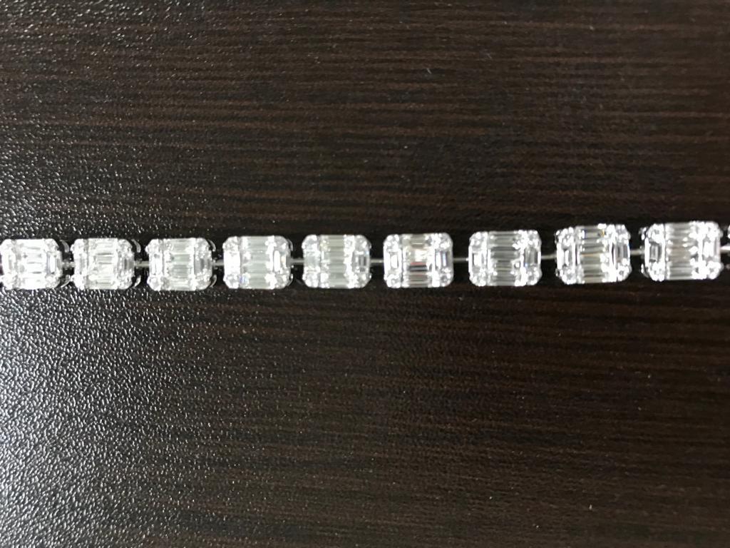 Modern 18 Karat White Gold Emerald Cut Tennis Bracelet For Sale