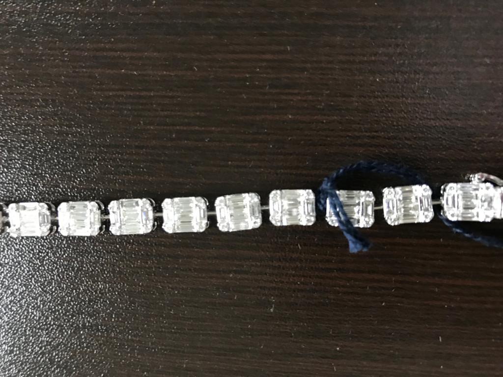 18 Karat White Gold Emerald Cut Tennis Bracelet In New Condition For Sale In Great Neck, NY