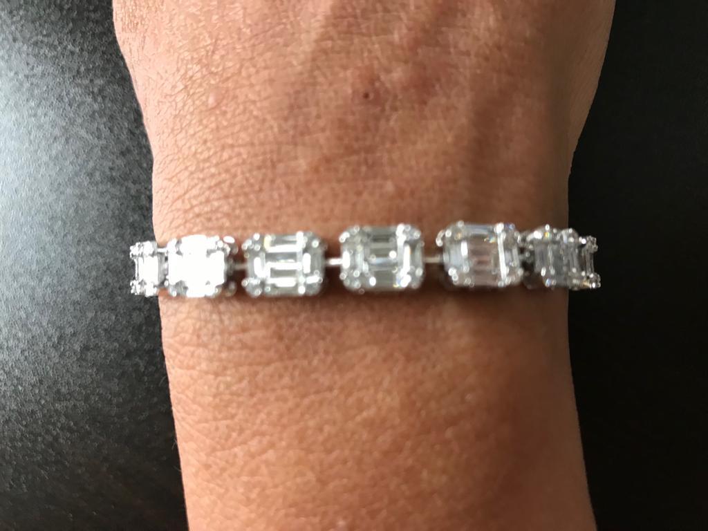 Bracelet tennis en or blanc 18 carats avec diamants taille émeraude Pour femmes en vente