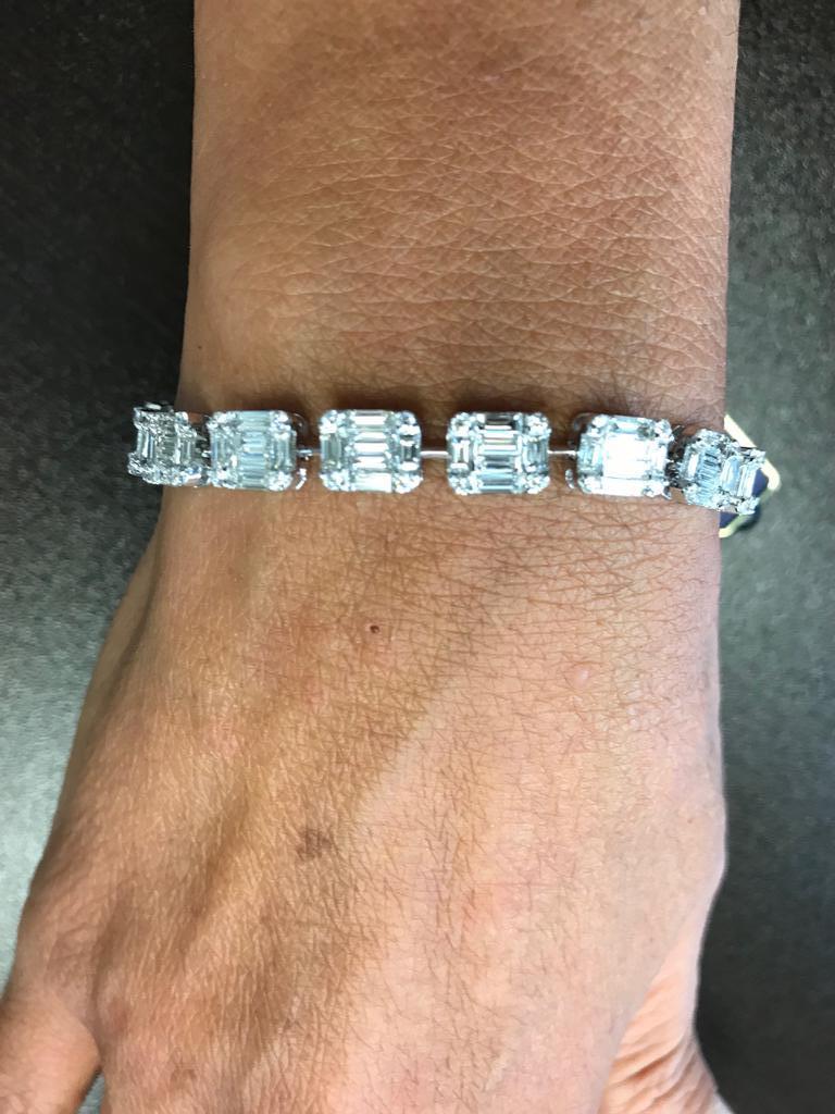 18 Karat White Gold Emerald Cut Tennis Bracelet For Sale 1