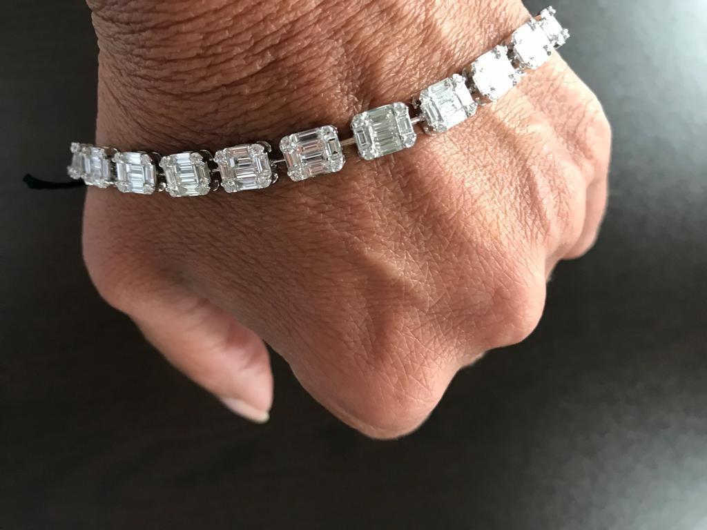 Bracelet tennis en or blanc 18 carats avec diamants taille émeraude en vente 2