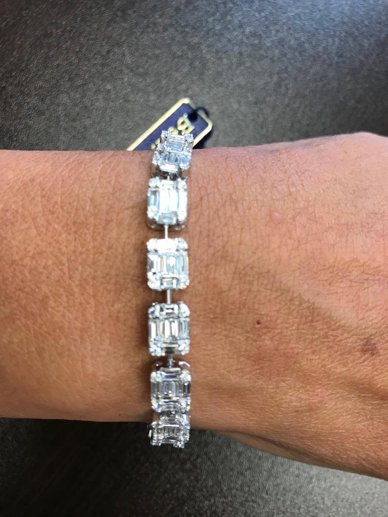 Bracelet tennis en or blanc 18 carats avec diamants taille émeraude en vente 3