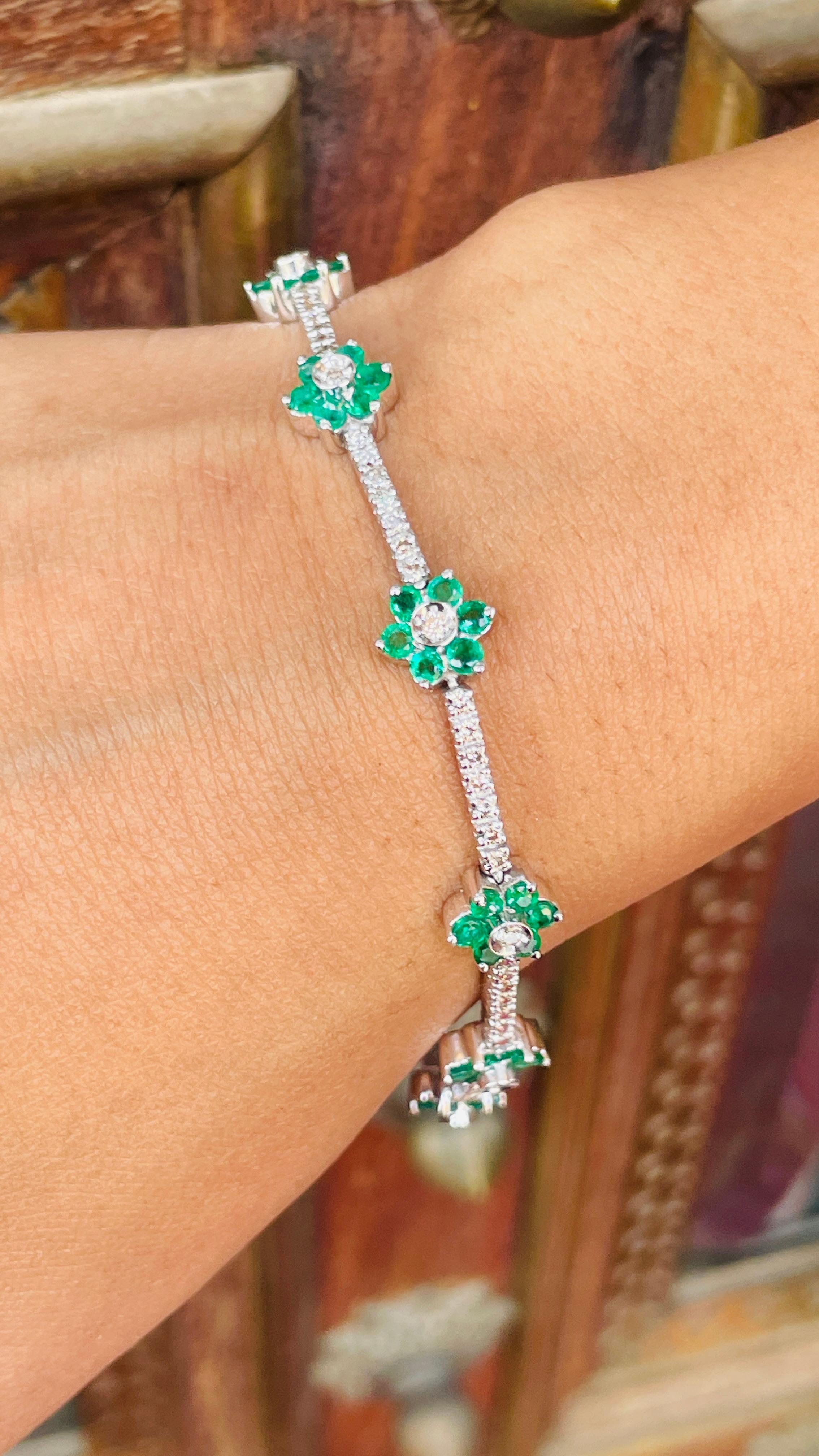 Ce bracelet de tennis en or 18 carats à fleur d'émeraude et diamants met en valeur 60 émeraudes naturelles étincelantes à l'infini, pesant 12,87 carats, et 80 pièces de diamants pesant 1,09 carat. Il mesure 7.5 pouces de long. 
L'émeraude renforce