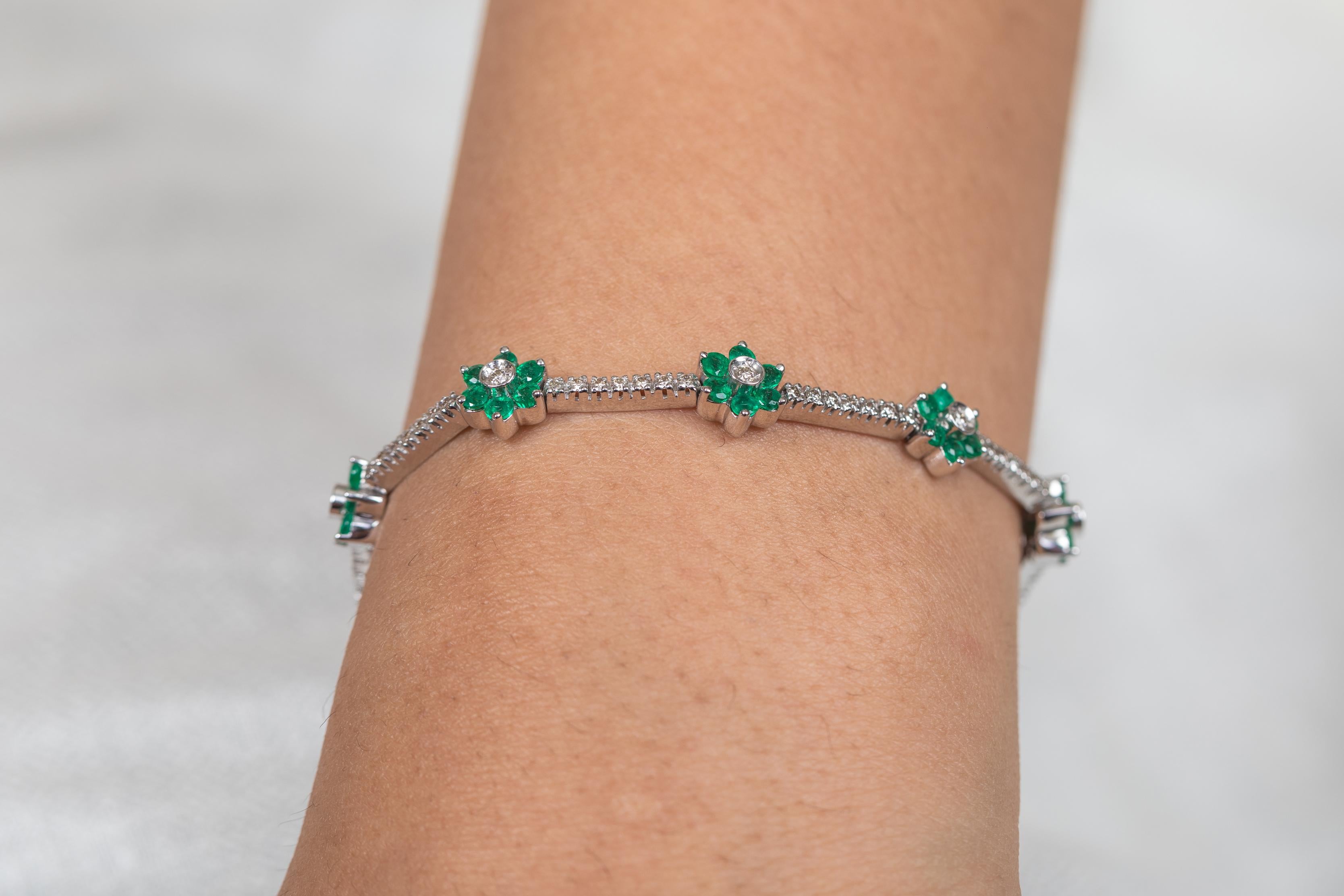 Art Deco 18k Solid White Gold Real Diamond and 12.87 Ct Emerald Flower Bracelet For Sale