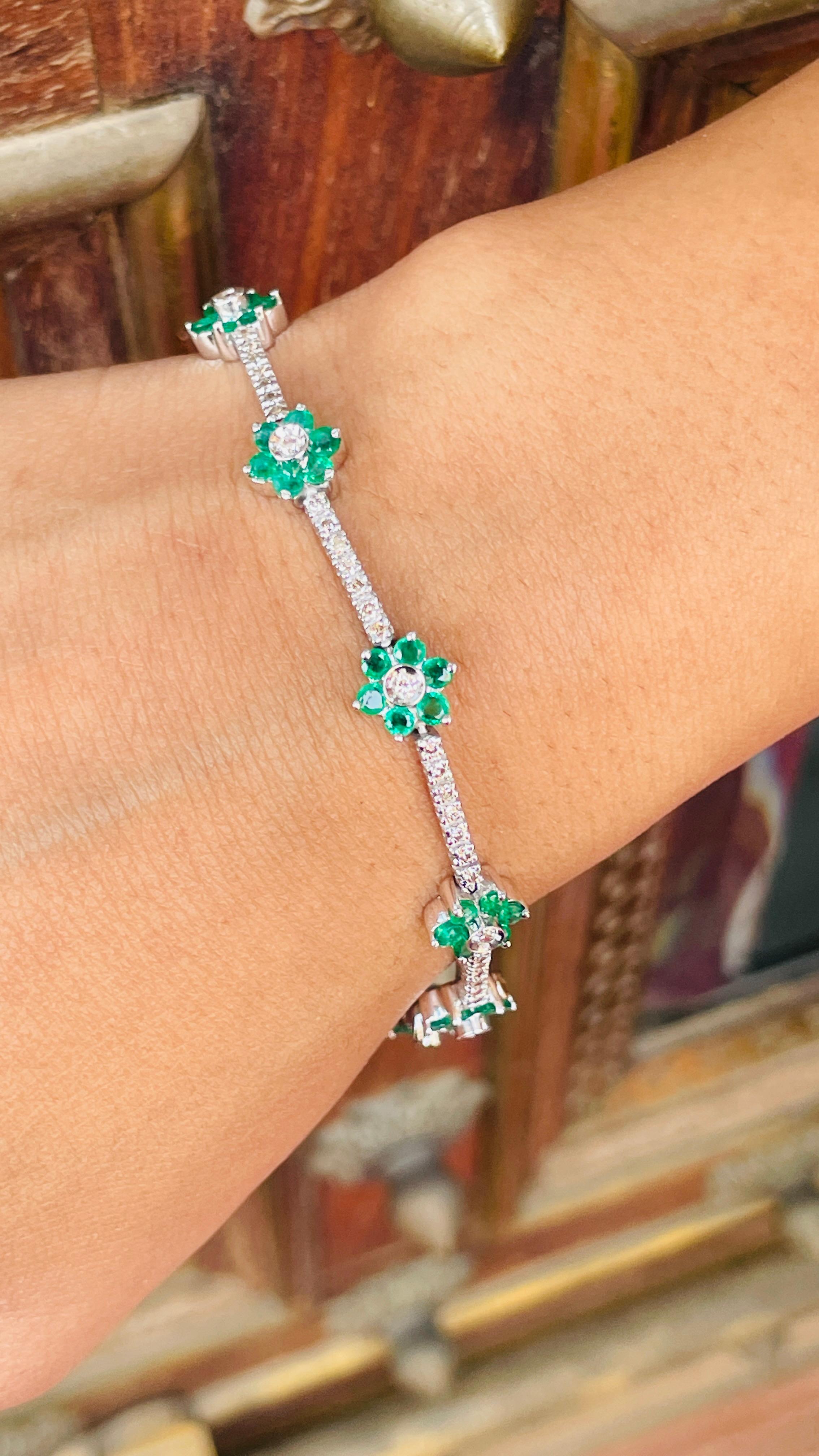 Women's 18k Solid White Gold Real Diamond and 12.87 Ct Emerald Flower Bracelet For Sale