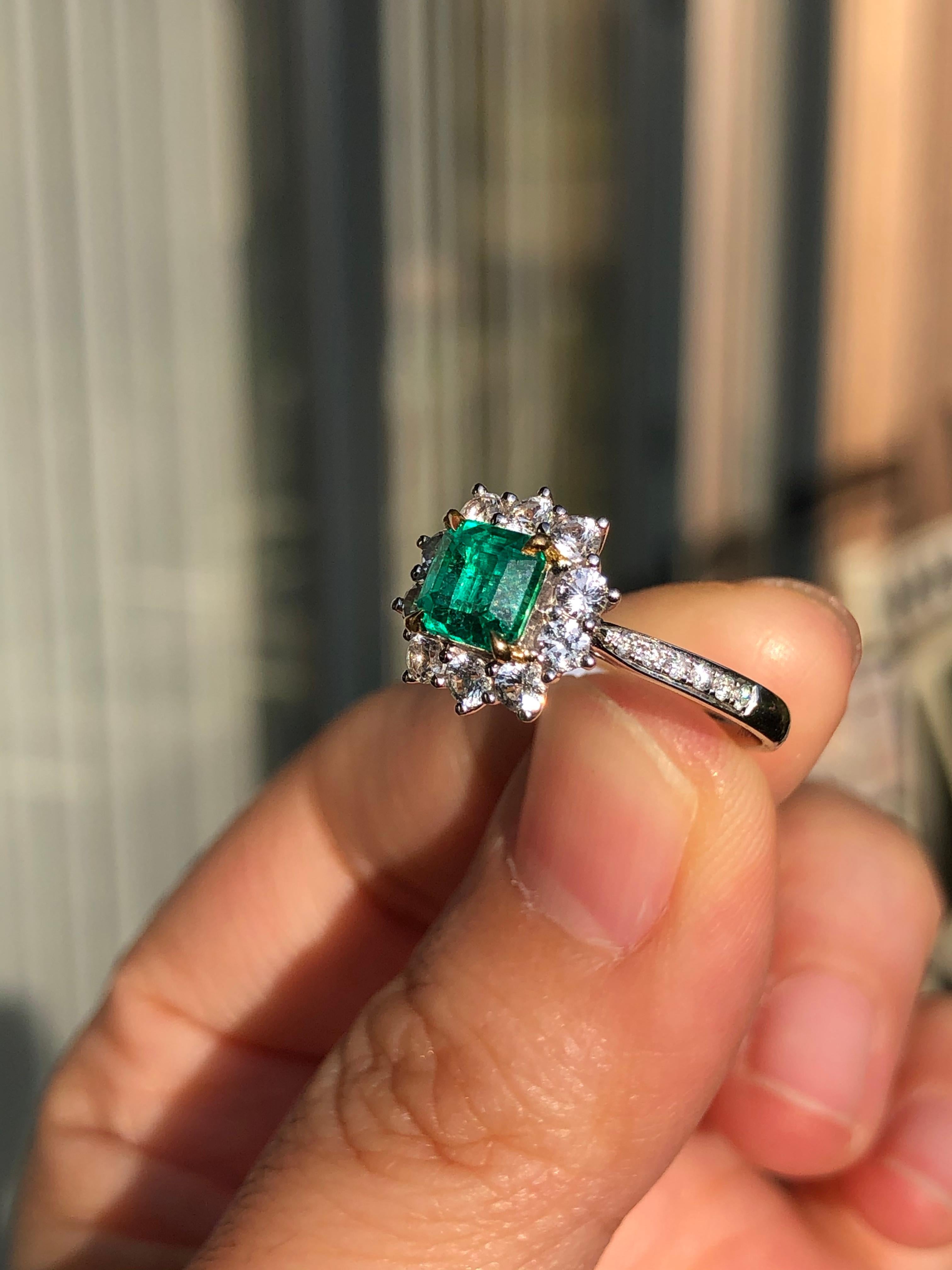 18k White Gold Emerald Diamond Cluster Ring In Excellent Condition In Banbury, GB