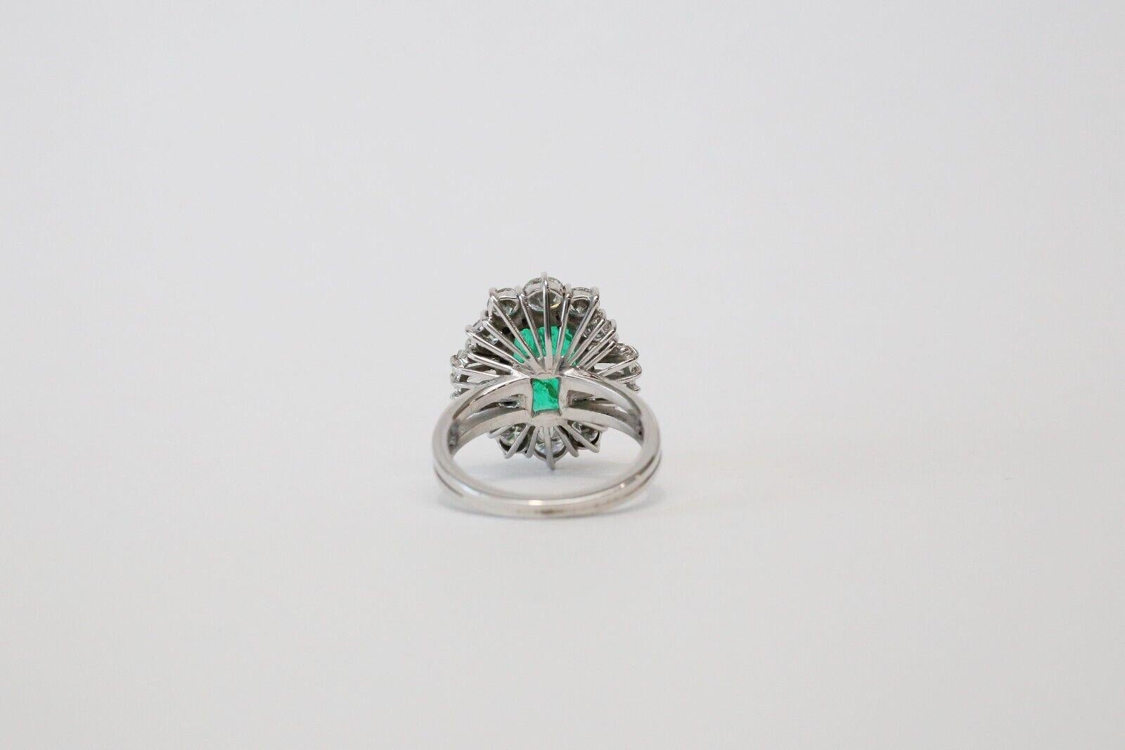 18k White Gold Emerald & Diamond Cocktail Ring, Size 6 - 6.0g In Good Condition In Providence, RI