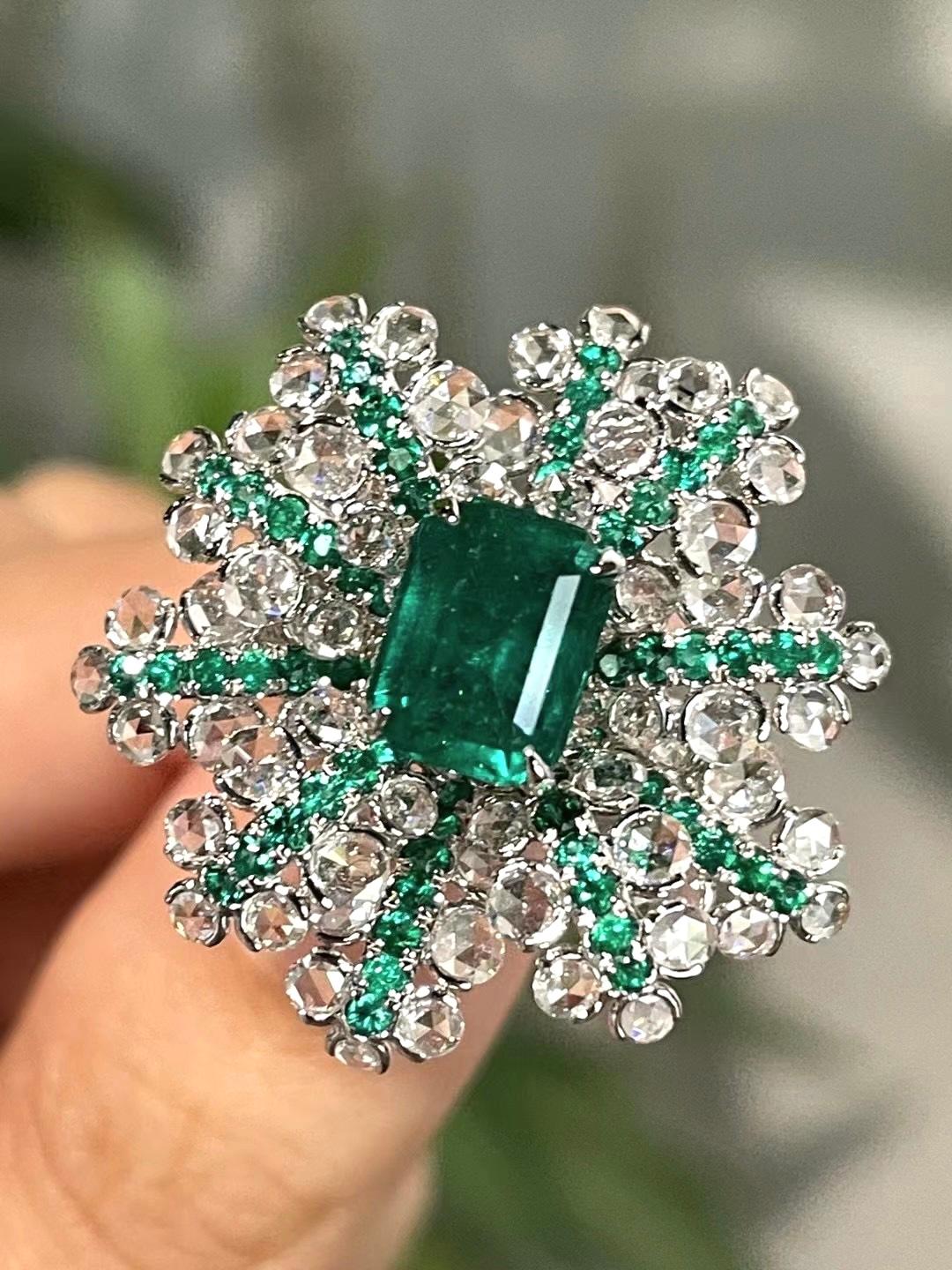 18 Karat Weißgold Smaragd & Diamant Blume Kollektion Cocktail-Ring im Angebot 5