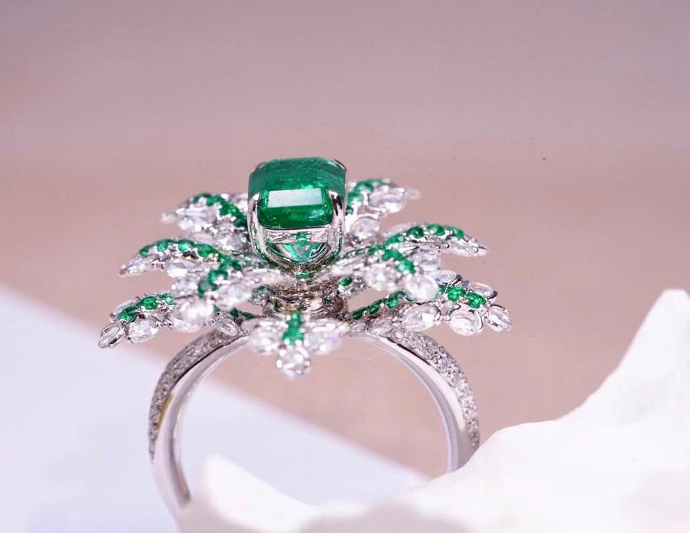 18 Karat Weißgold Smaragd & Diamant Blume Kollektion Cocktail-Ring

Hauptstein Smaragd - 1.80 CT
Natürliche Diamanten & Smaragde
Gesamtgewicht - 7,72 GM

Hochgradig anpassbar.
Schmuck-Designer-Marke aus Hongkong

Der exquisite 18K White Gold Emerald