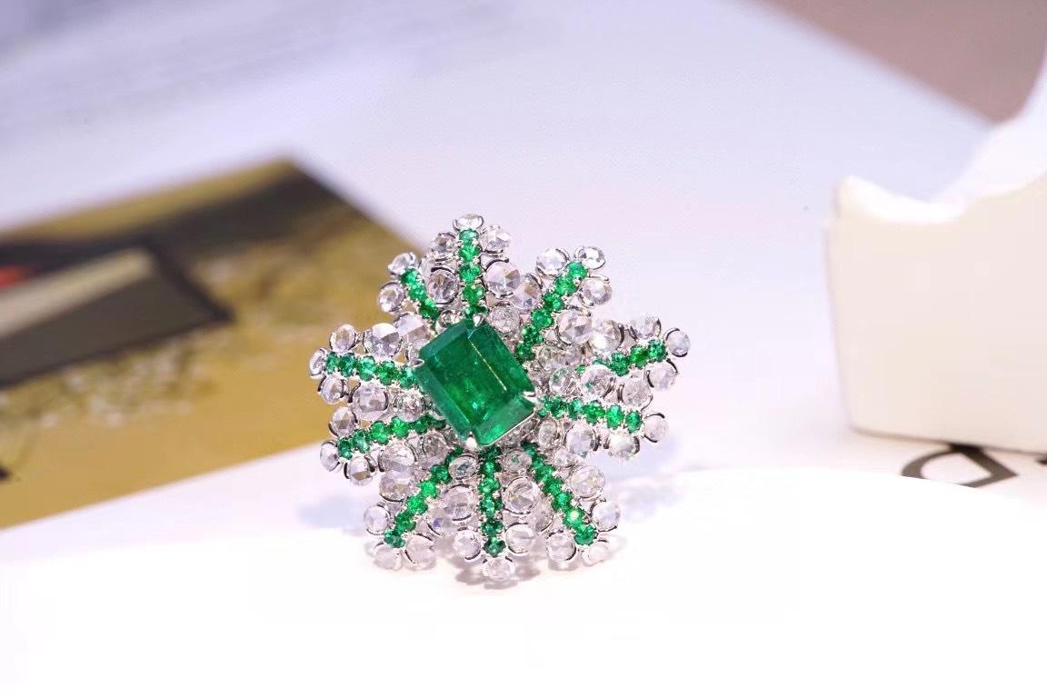 18 Karat Weißgold Smaragd & Diamant Blume Kollektion Cocktail-Ring (Smaragdschliff) im Angebot