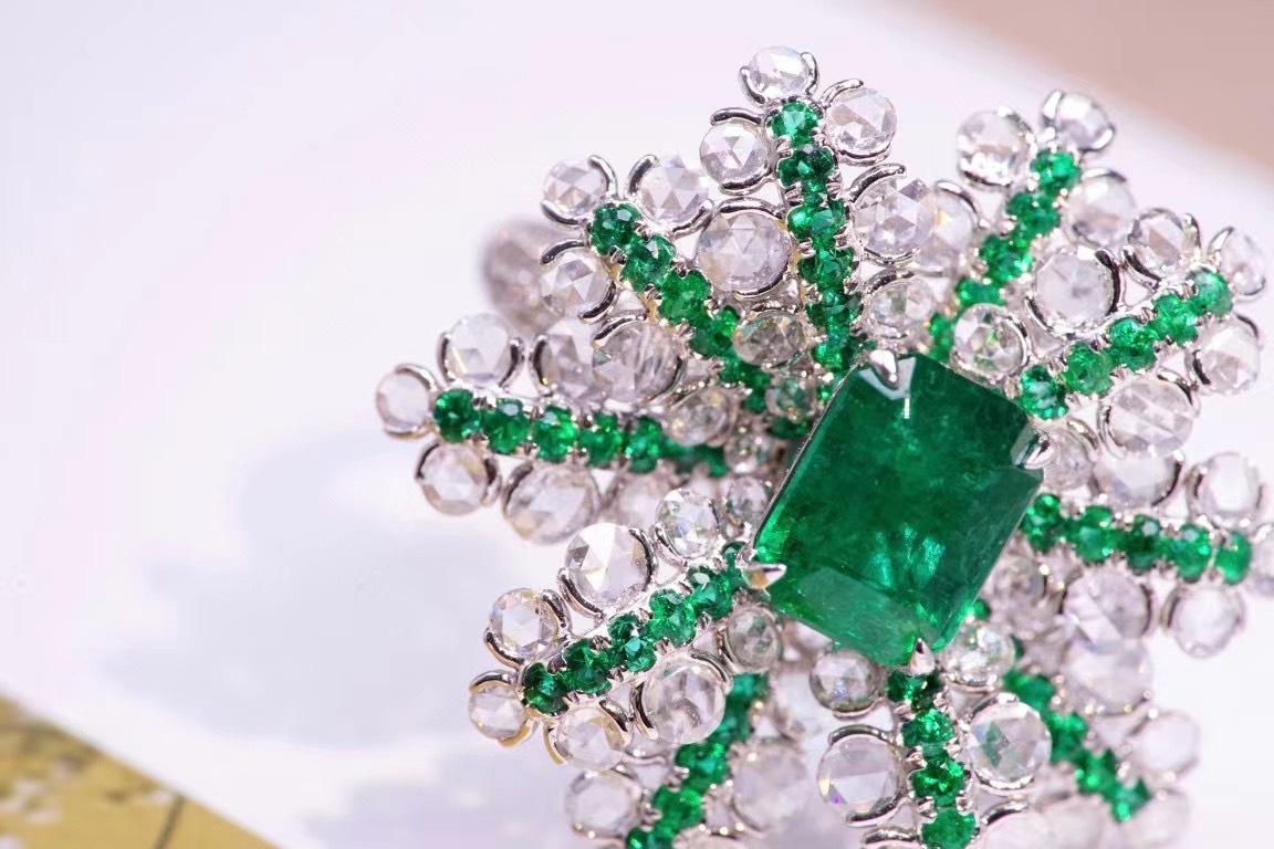 18 Karat Weißgold Smaragd & Diamant Blume Kollektion Cocktail-Ring im Zustand „Neu“ im Angebot in Kowloon, HK