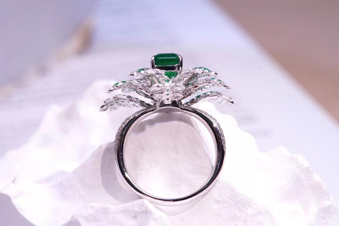 18 Karat Weißgold Smaragd & Diamant Blume Kollektion Cocktail-Ring für Damen oder Herren im Angebot