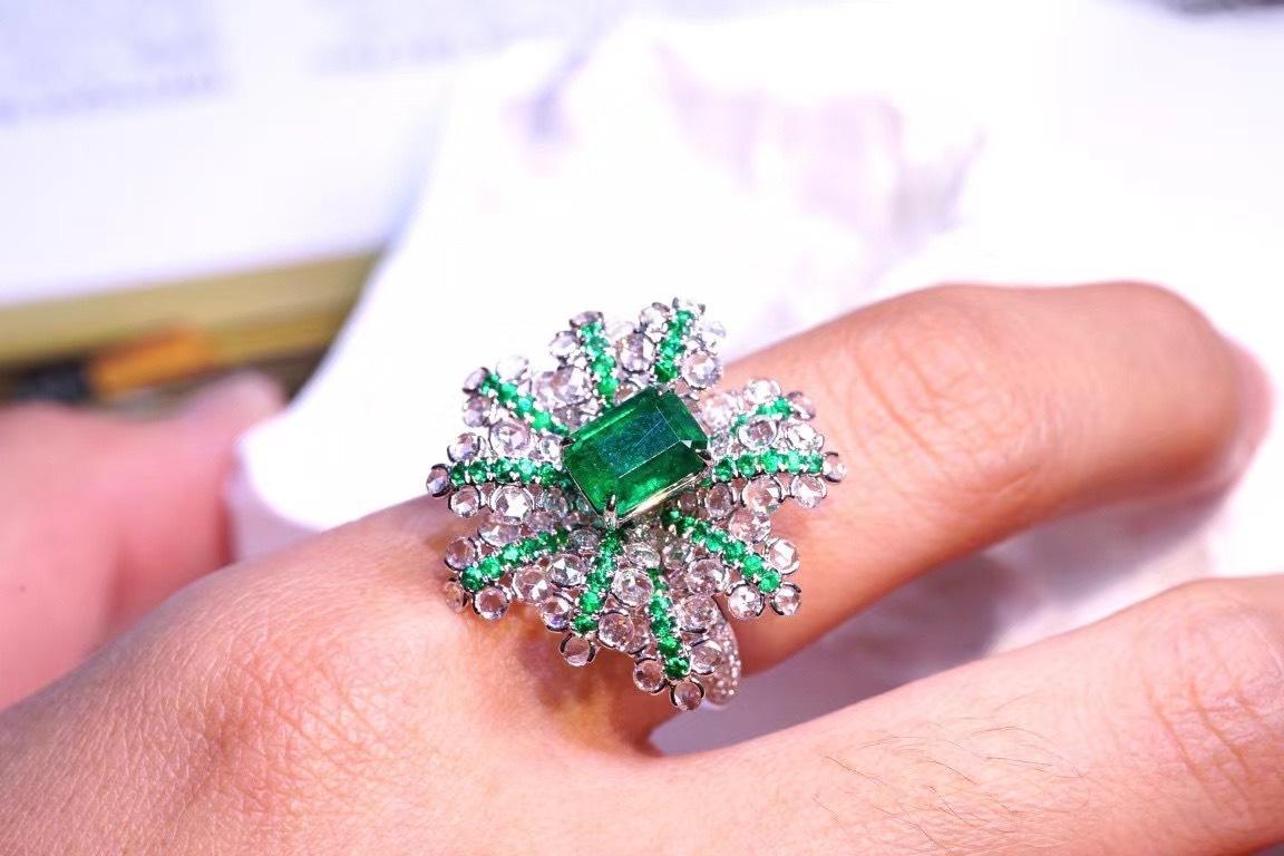 18 Karat Weißgold Smaragd & Diamant Blume Kollektion Cocktail-Ring im Angebot 1