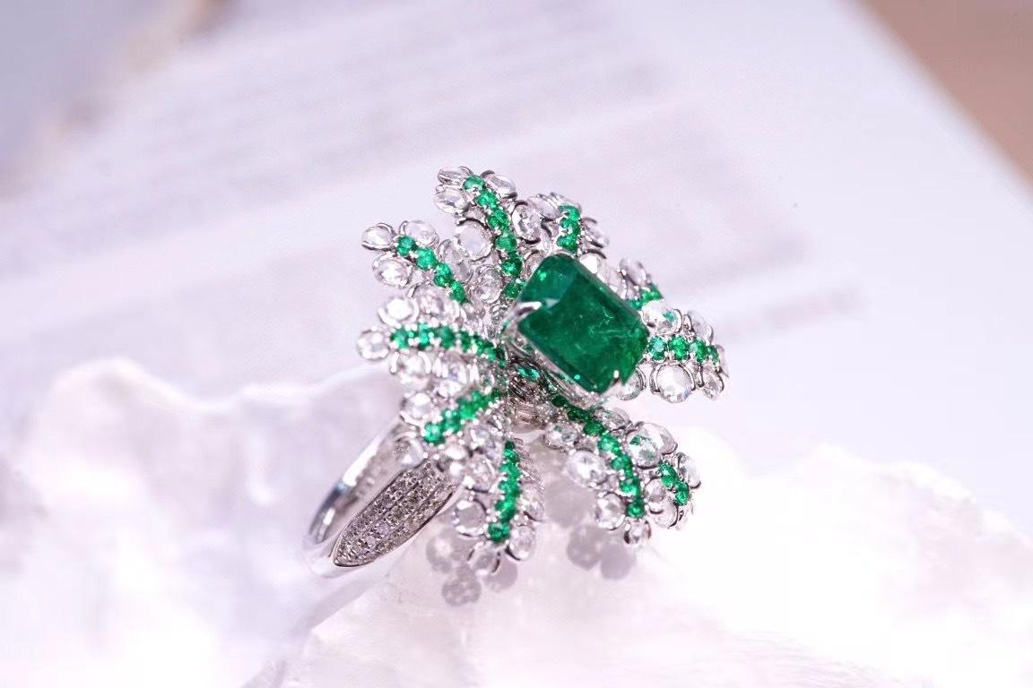 18 Karat Weißgold Smaragd & Diamant Blume Kollektion Cocktail-Ring im Angebot 2