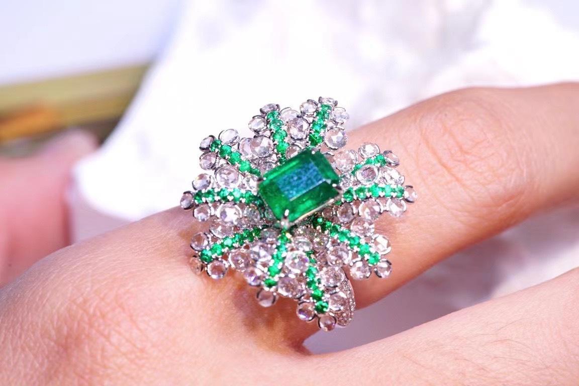 18 Karat Weißgold Smaragd & Diamant Blume Kollektion Cocktail-Ring im Angebot 3