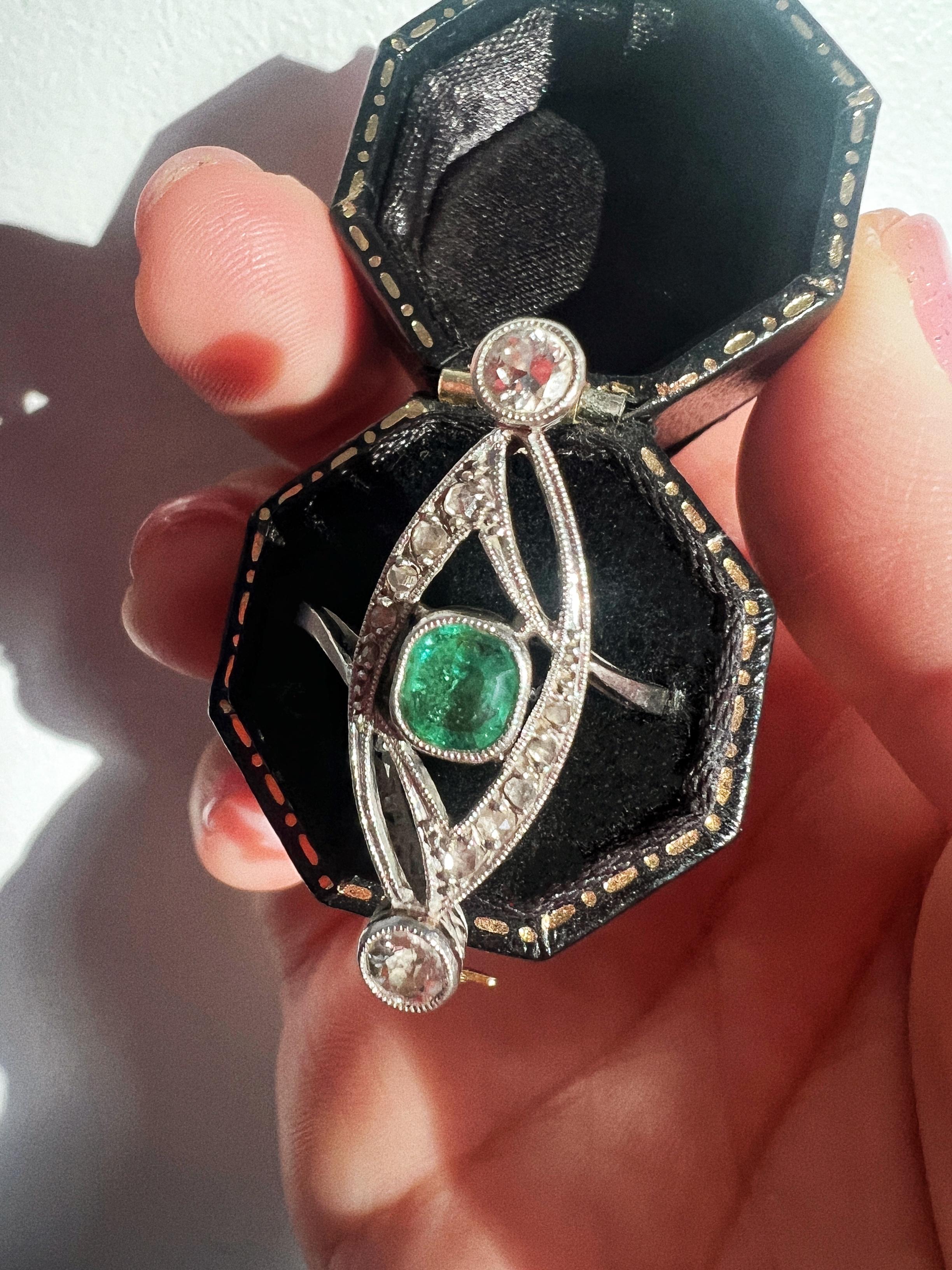 Marquise-Ring aus 18 Karat Weißgold mit Smaragd und Diamant (Kissenschliff)