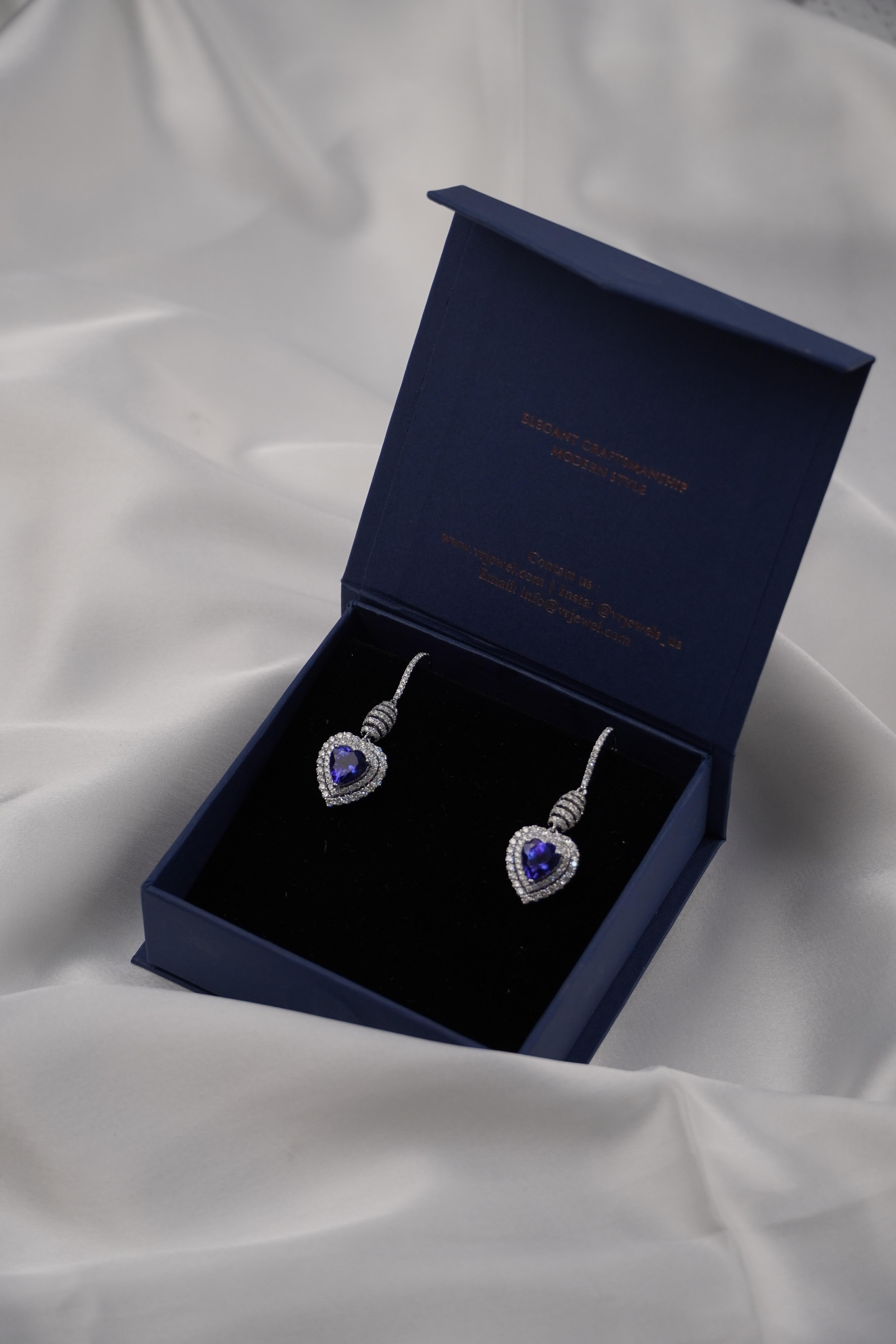 Etincelle Boucles d'oreilles pendantes en or blanc massif 18 ct avec diamants et émeraudes poires Neuf - En vente à Houston, TX