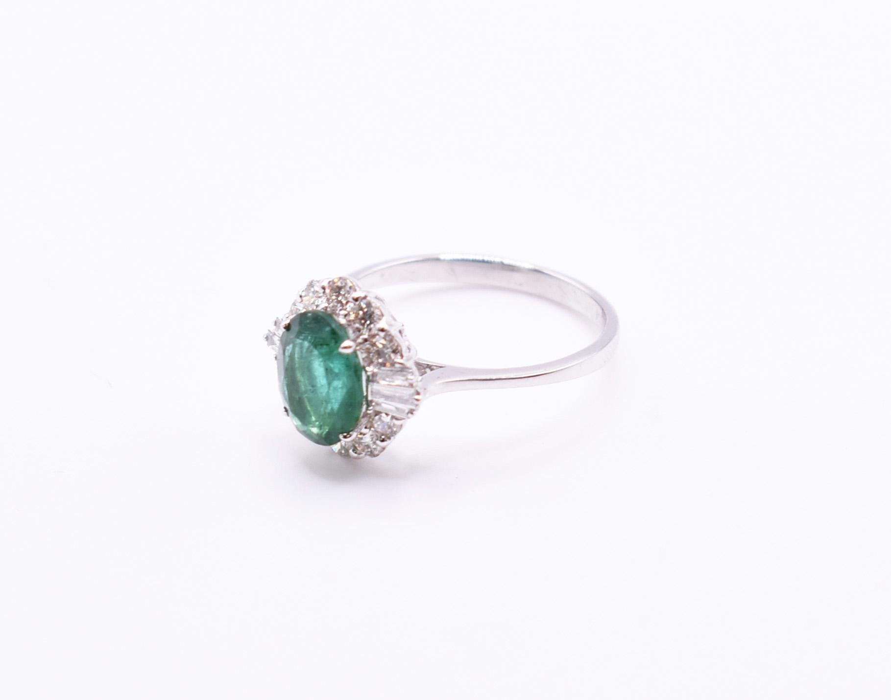 18k White Gold Emerald & Diamond Ring In New Condition For Sale In Chelmsford, GB