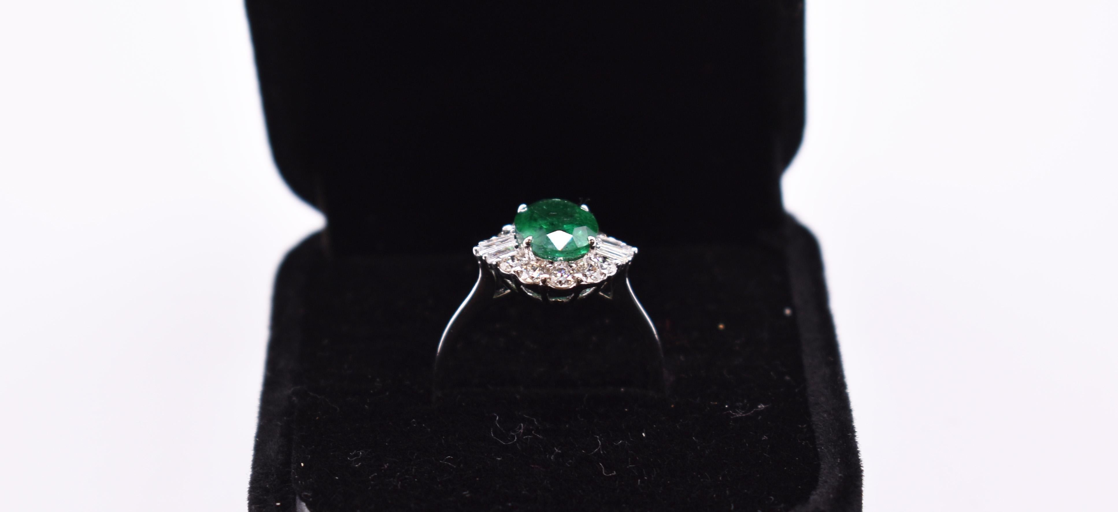 18k White Gold Emerald & Diamond Ring For Sale 2