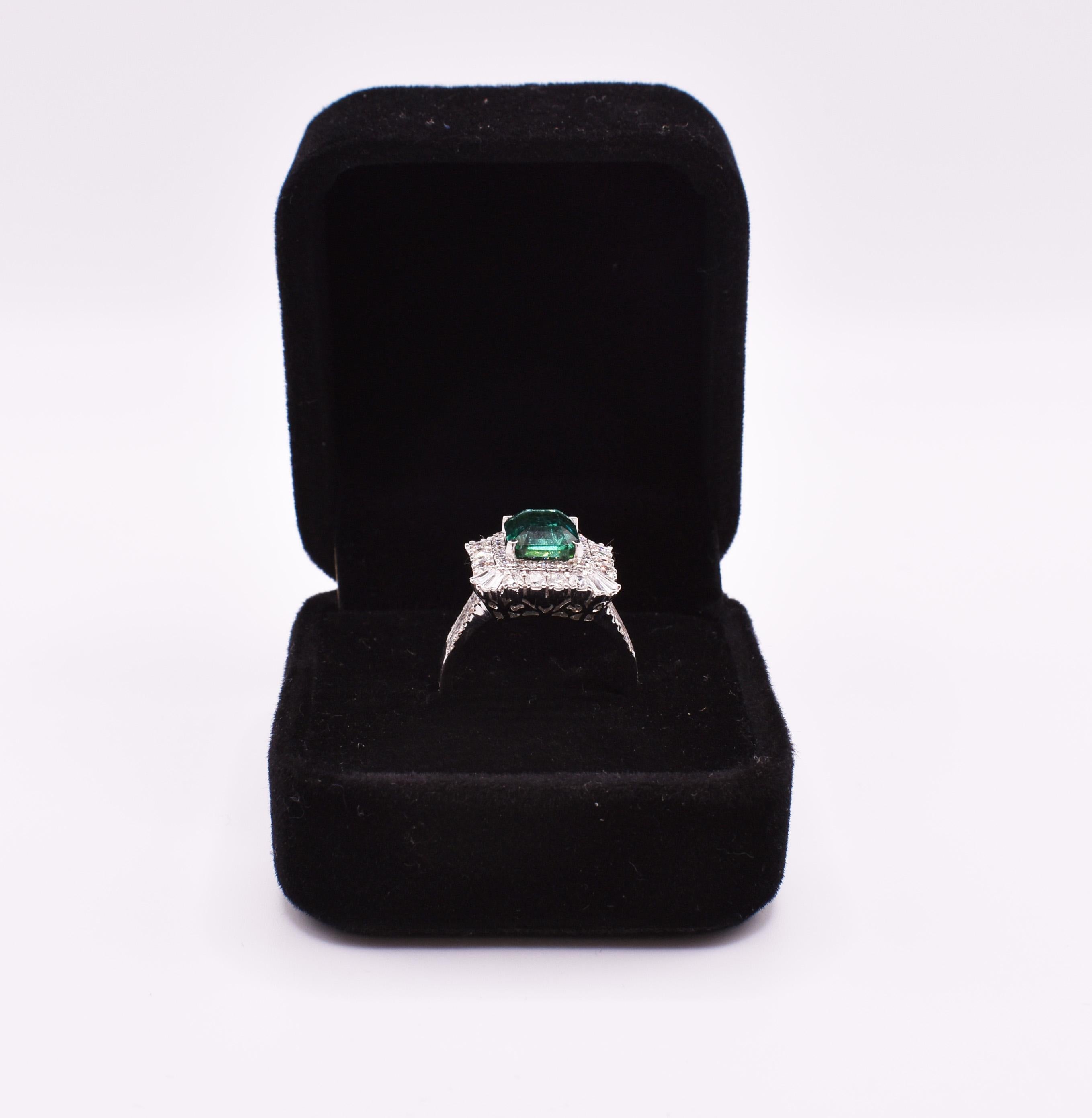18k White Gold Emerald & Diamond Ring For Sale 2