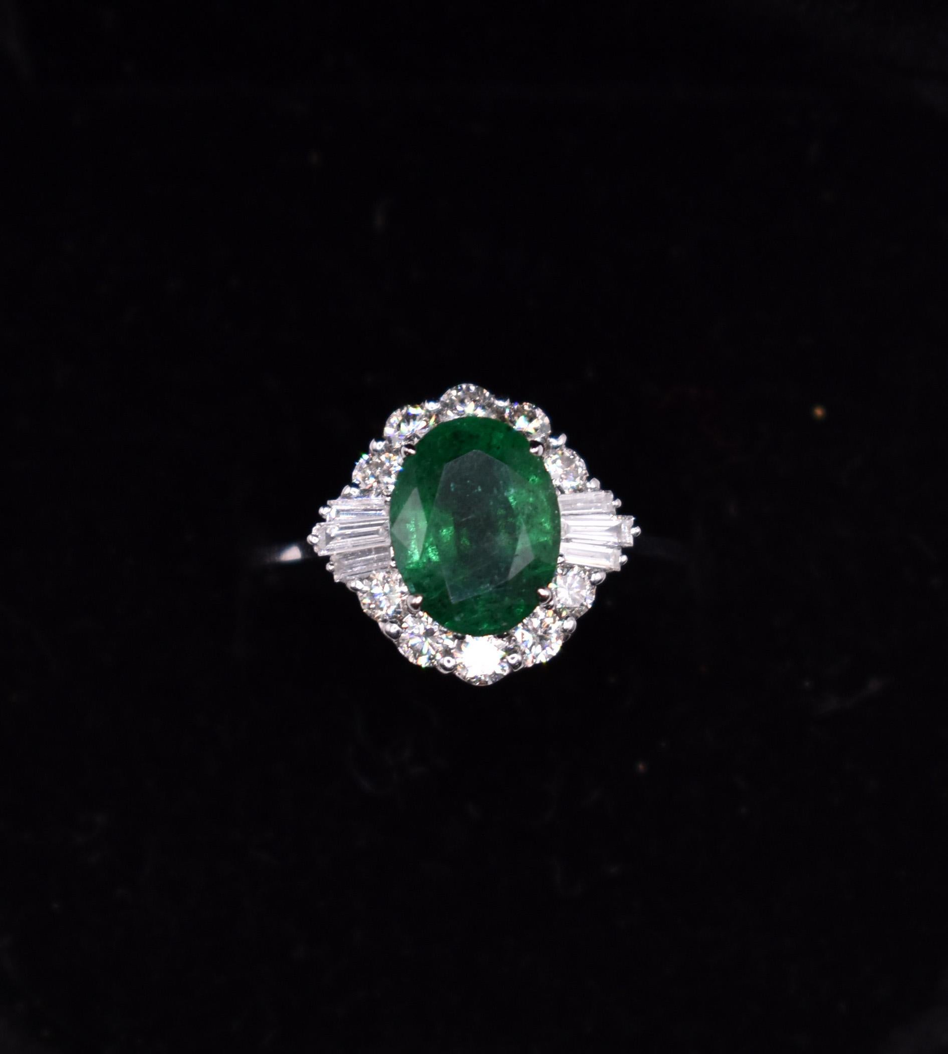 18k White Gold Emerald & Diamond Ring For Sale 3