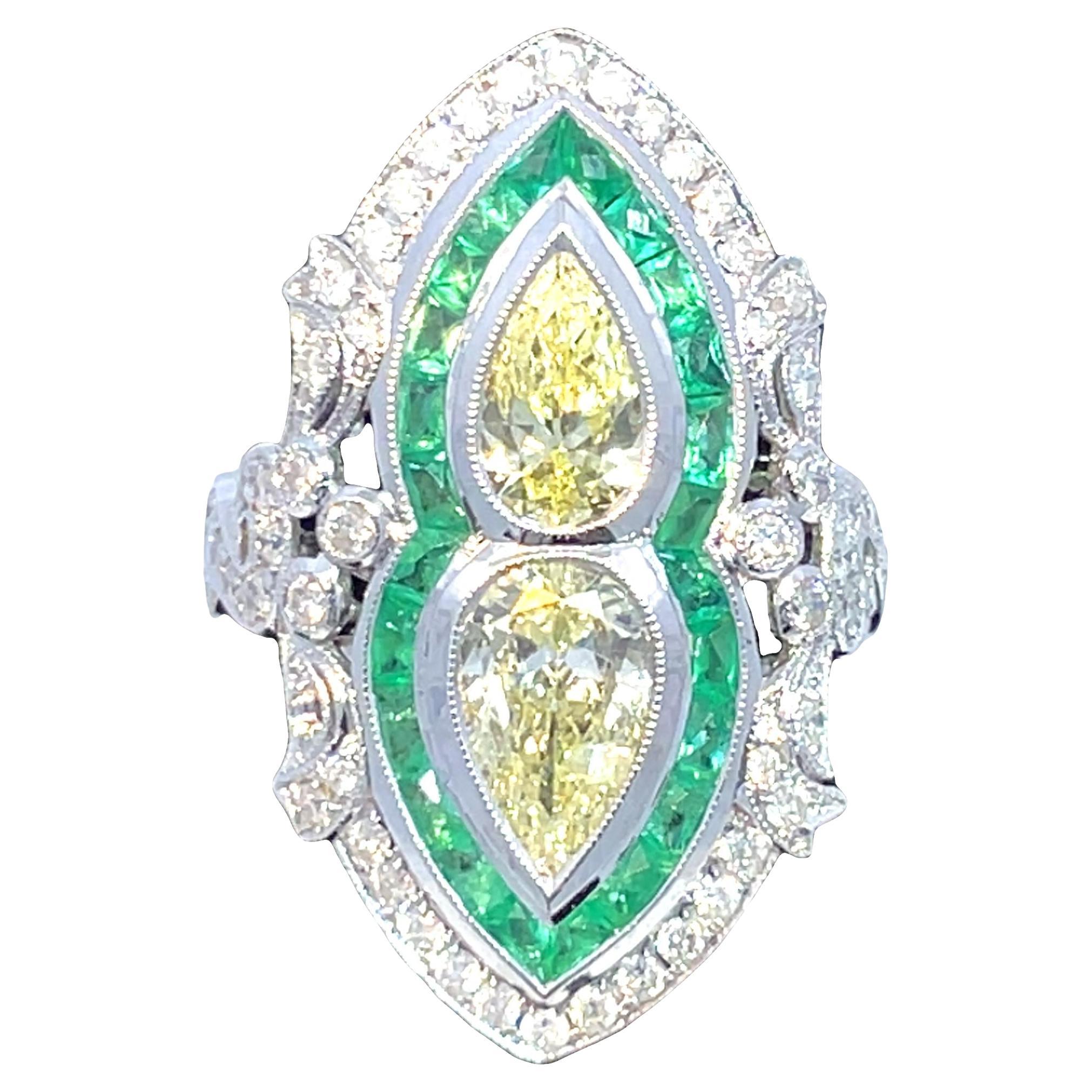 18k White Gold Emerald 
Diamond Ring en venta