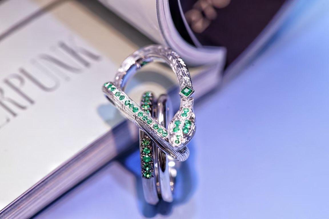 18K White Gold Emerald & Diamond Snake Ring

Total Weight - 8.36 GM
Emerald - Round & Princess Cut 

Embrace the allure of elegance with our stunning 18K White Gold Emerald & Diamond Snake Ring. This exquisite piece features a mesmerizing design,