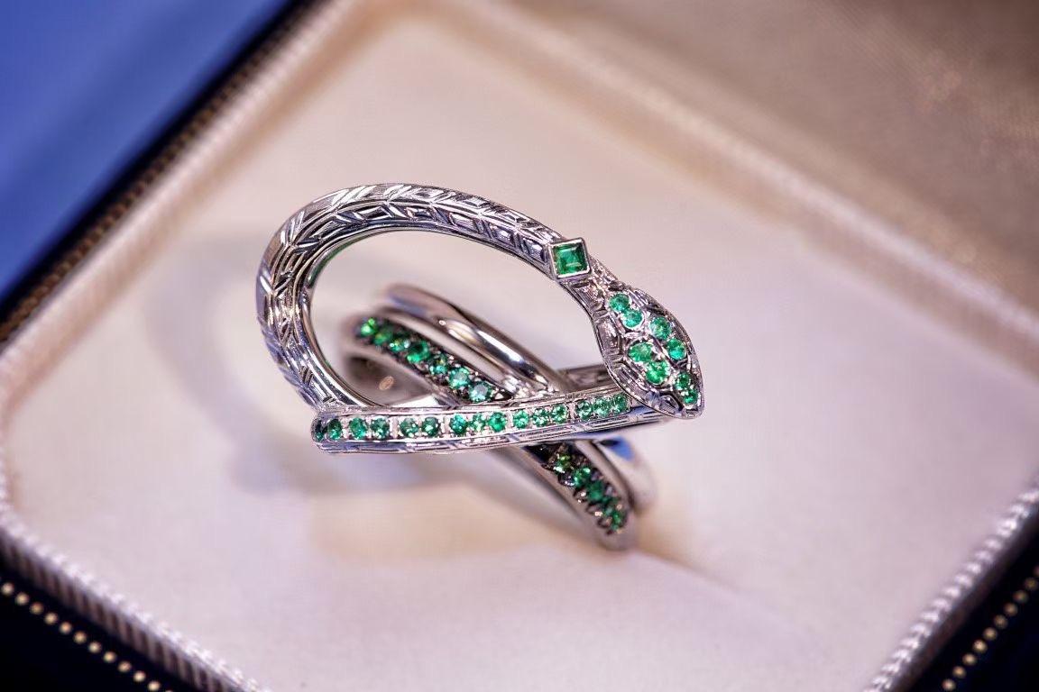 18K White Gold Emerald & Diamond Snake Ring In New Condition For Sale In Kowloon, HK