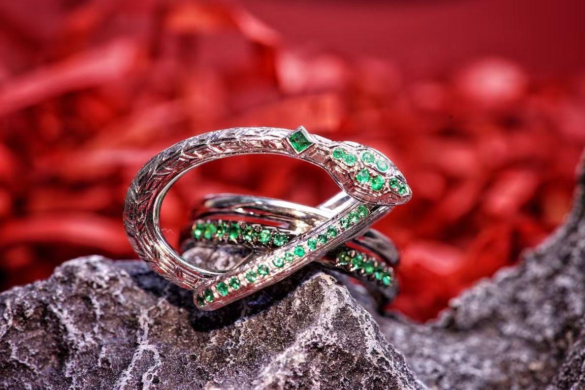Women's or Men's 18K White Gold Emerald & Diamond Snake Ring For Sale