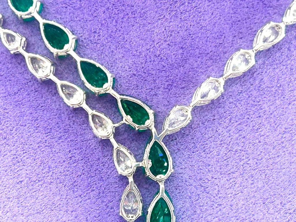 18K White Gold Emerald & Diamond Split Drop Necklace 30.00 carat Total Weight In Good Condition For Sale In Beverly Hills, CA