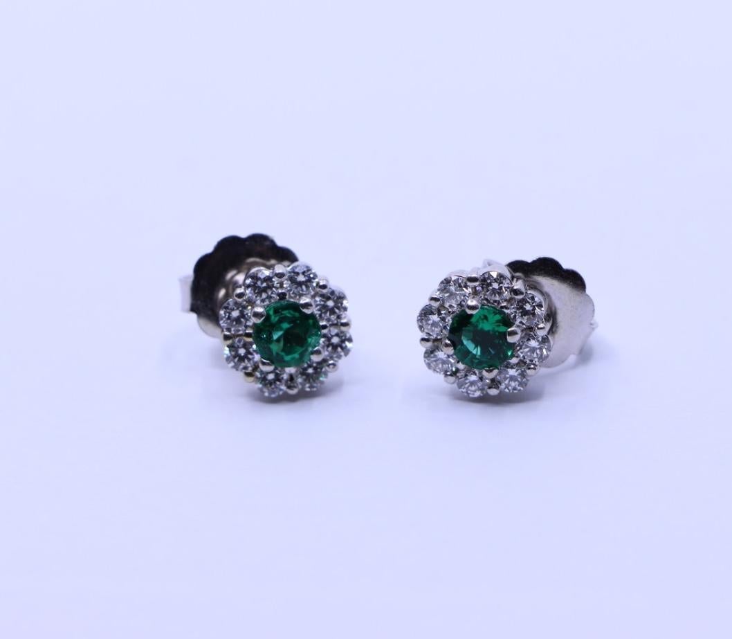 18K White Gold Emerald Diamonds Stud Earrings For Sale 5