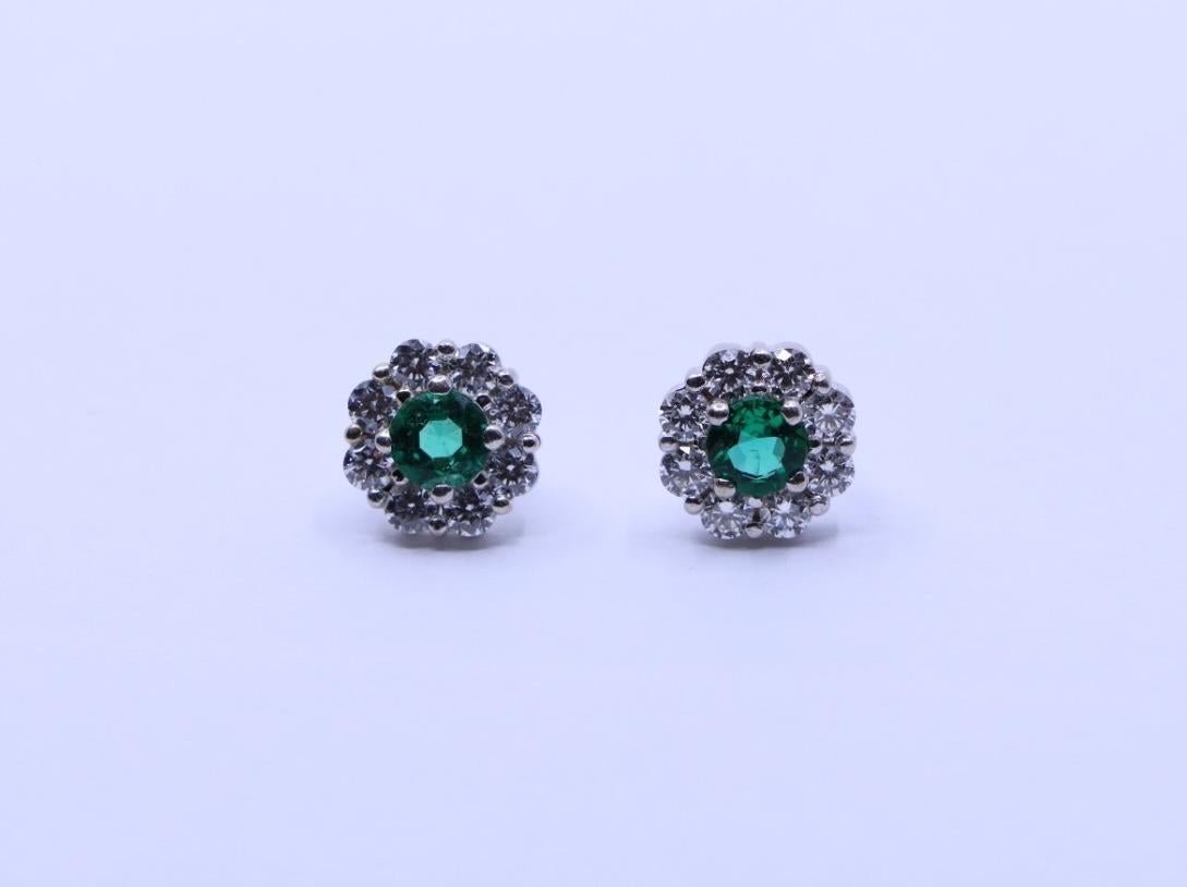 18K White Gold Emerald Diamonds Stud Earrings In Good Condition For Sale In Flushing, NY