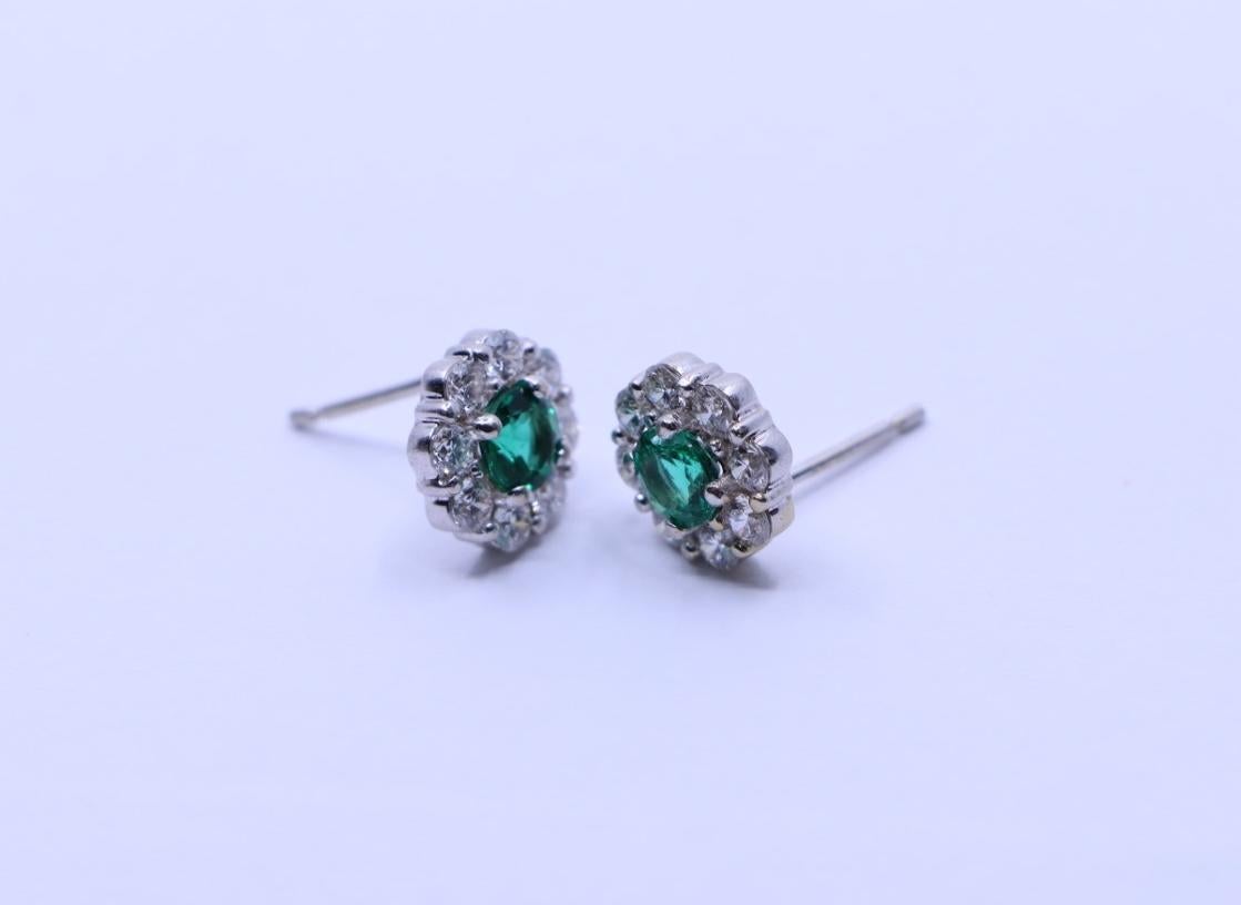 18K White Gold Emerald Diamonds Stud Earrings For Sale 2