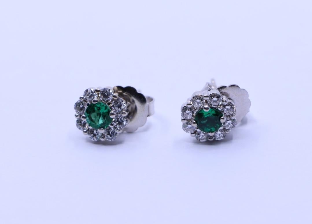 18K White Gold Emerald Diamonds Stud Earrings For Sale 3