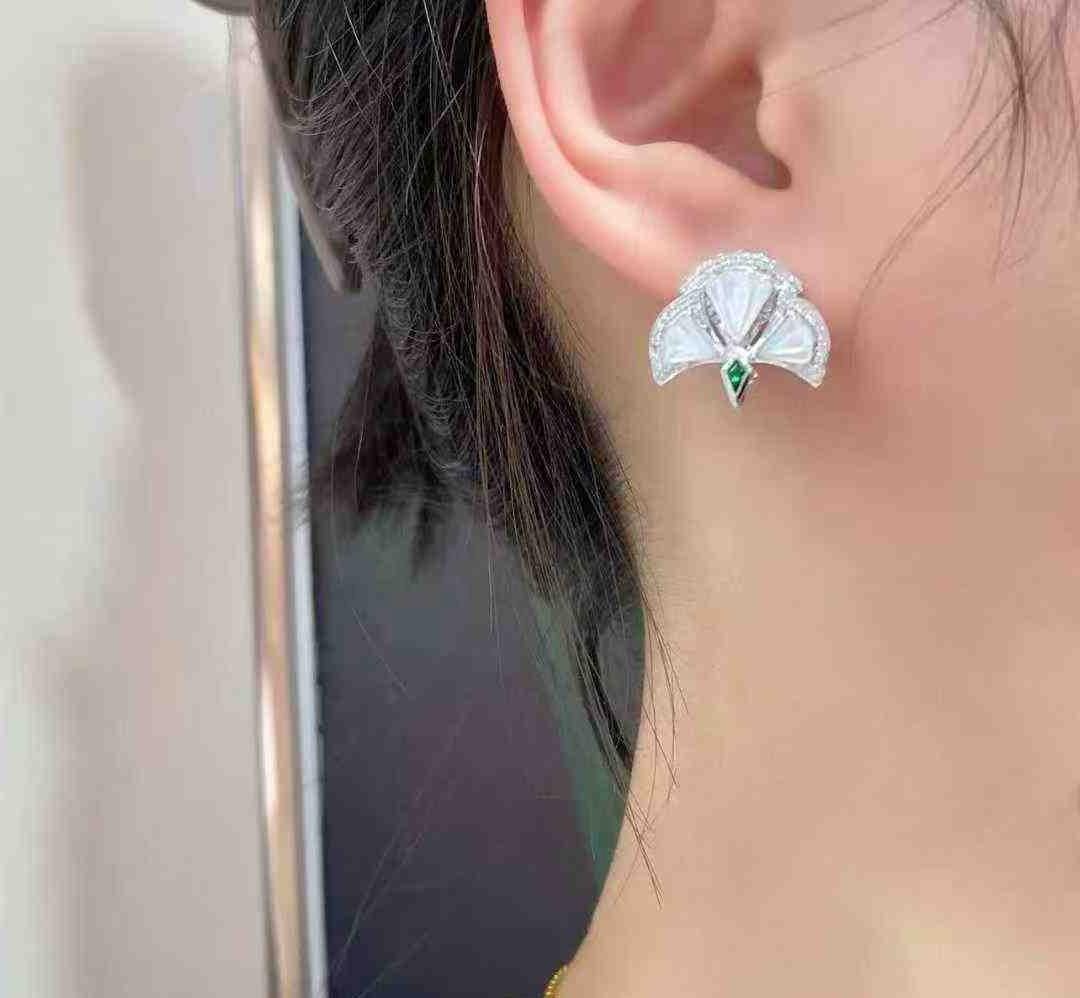 Orecchini a goccia in oro bianco 18K con smeraldo e diamanti in vendita 2