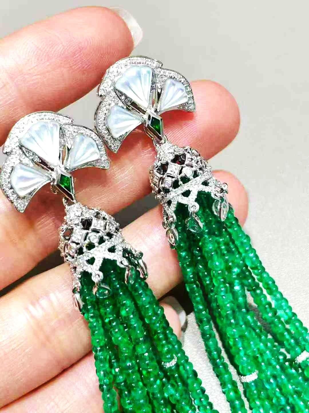 Orecchini a goccia in oro bianco 18K con smeraldo e diamanti in vendita 3