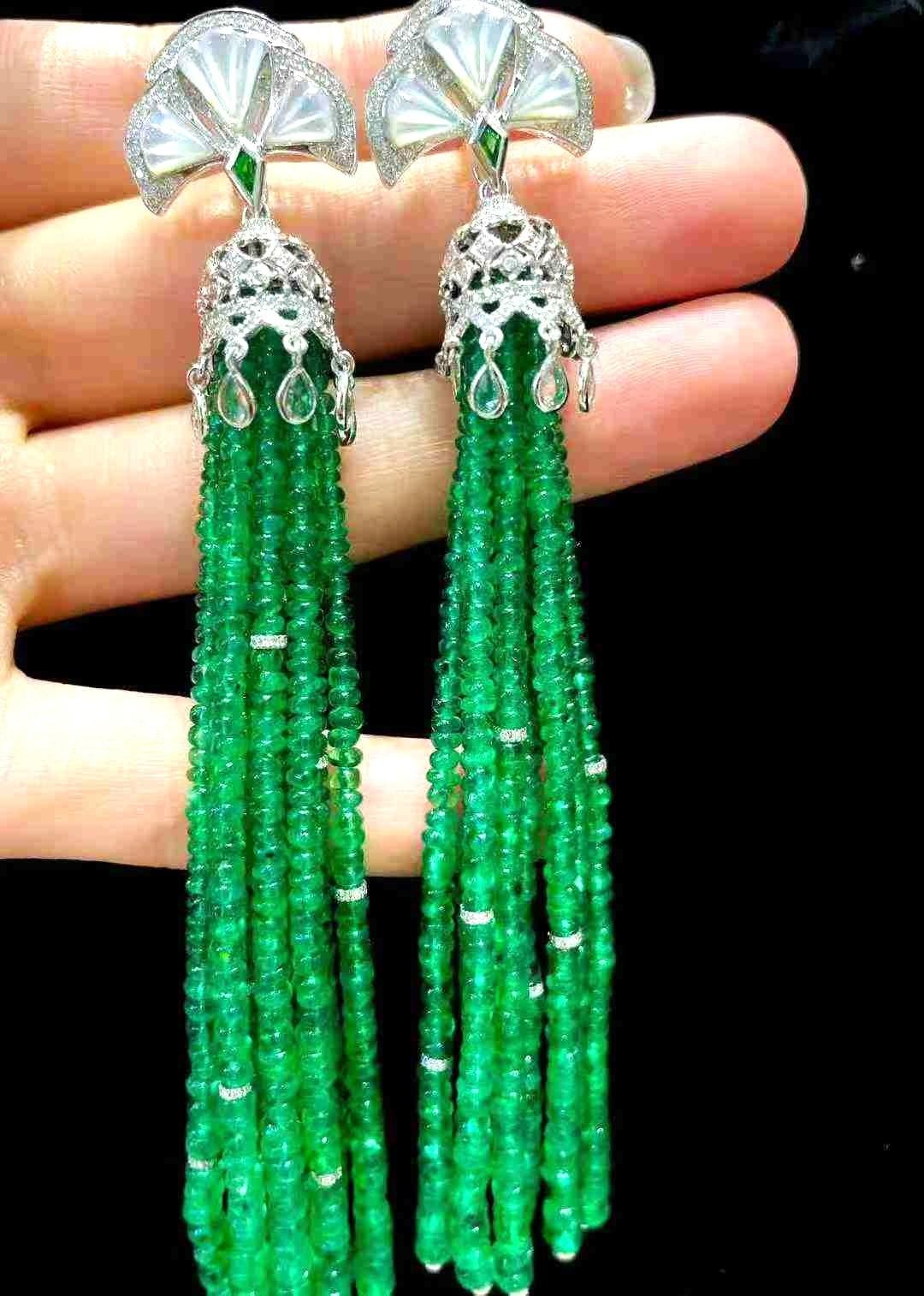 Orecchini a goccia in oro bianco 18K con smeraldo e diamanti in vendita 4