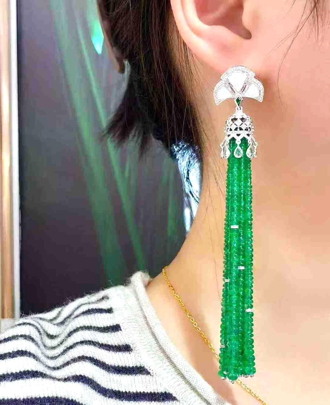 Orecchini a goccia in oro bianco 18K con smeraldo e diamanti