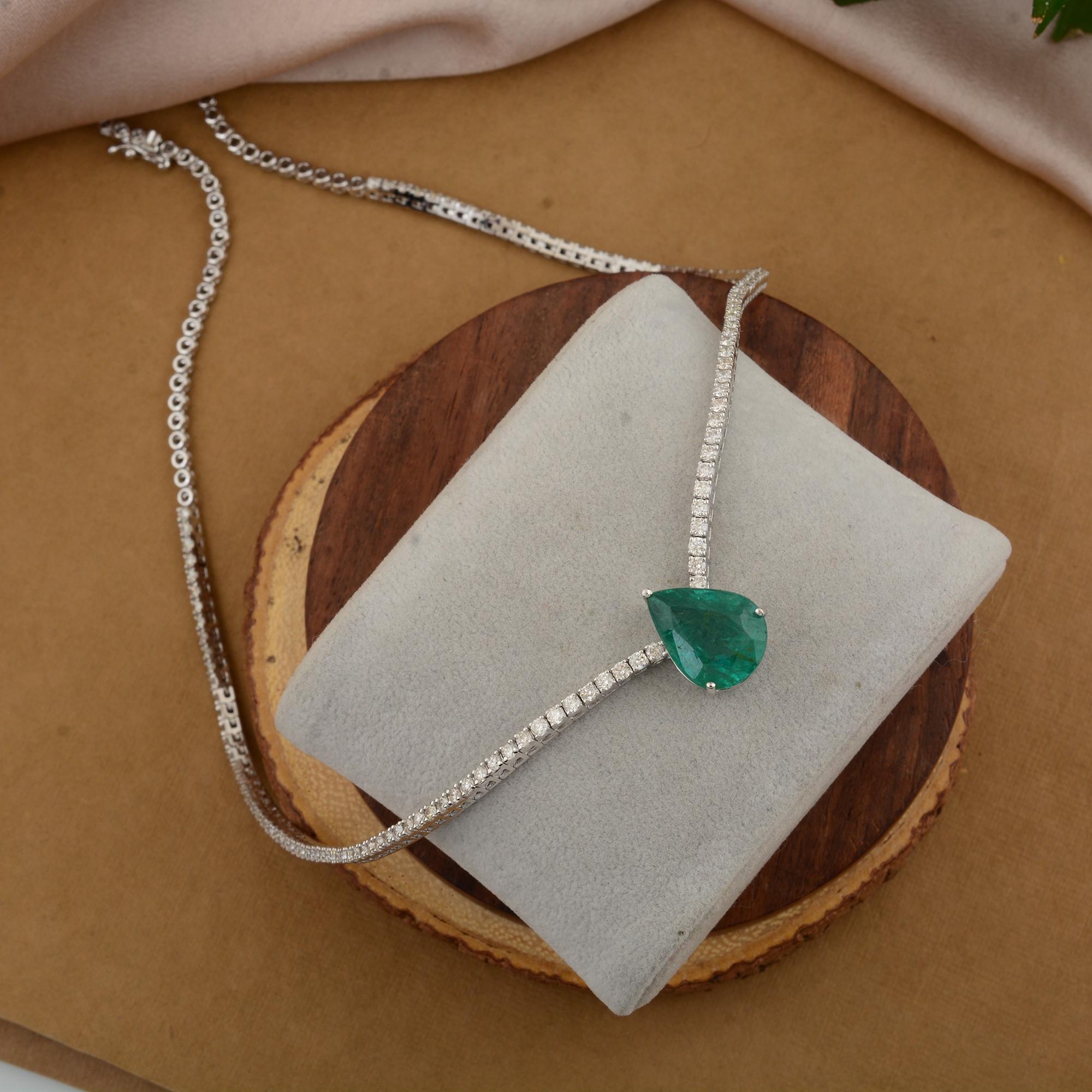 Collana con smeraldo dello Zambia in oro bianco 18 carati e catena di diamanti in vendita 2