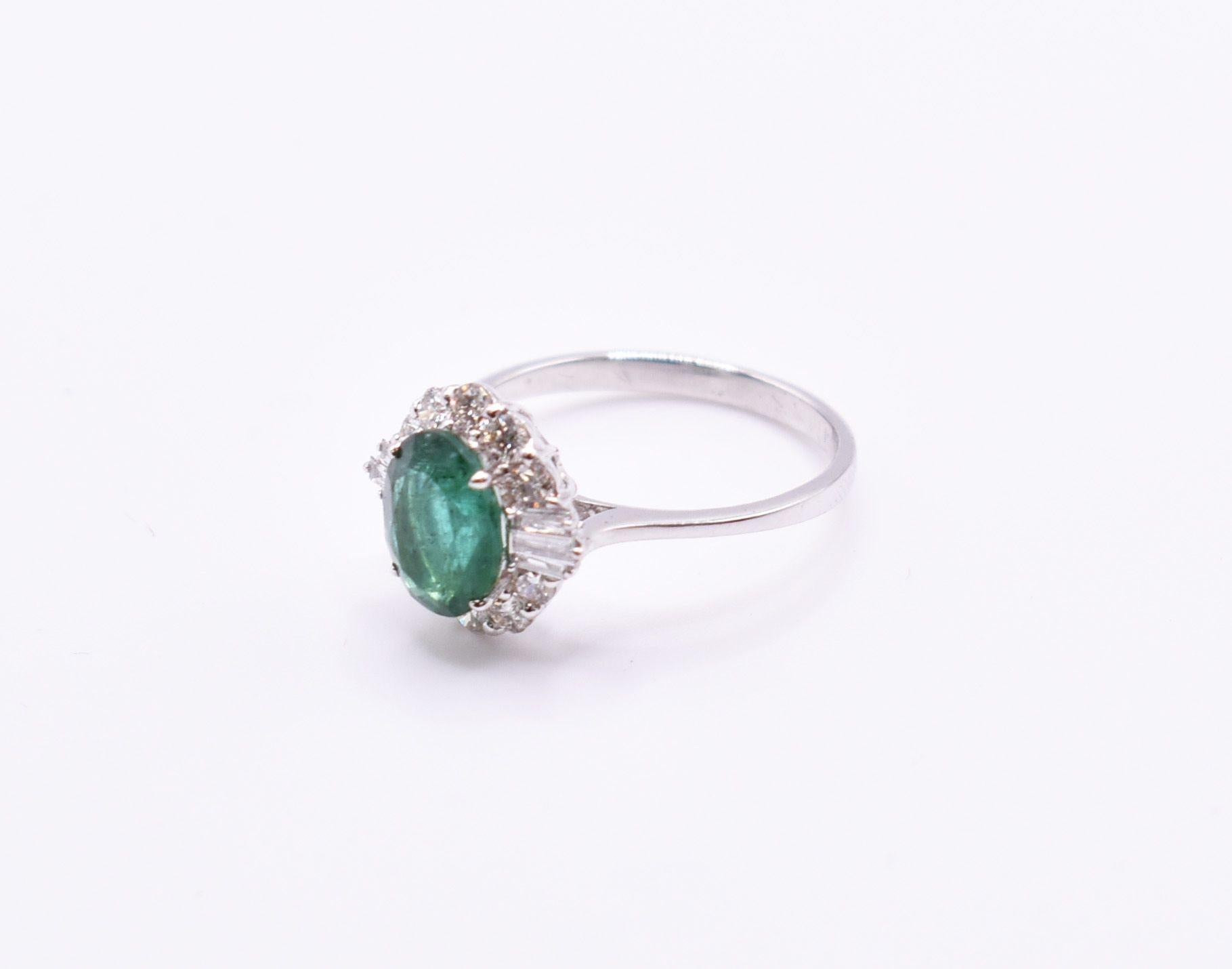 18K White Gold Emerald Ring In Excellent Condition For Sale In Chelmsford, Essex