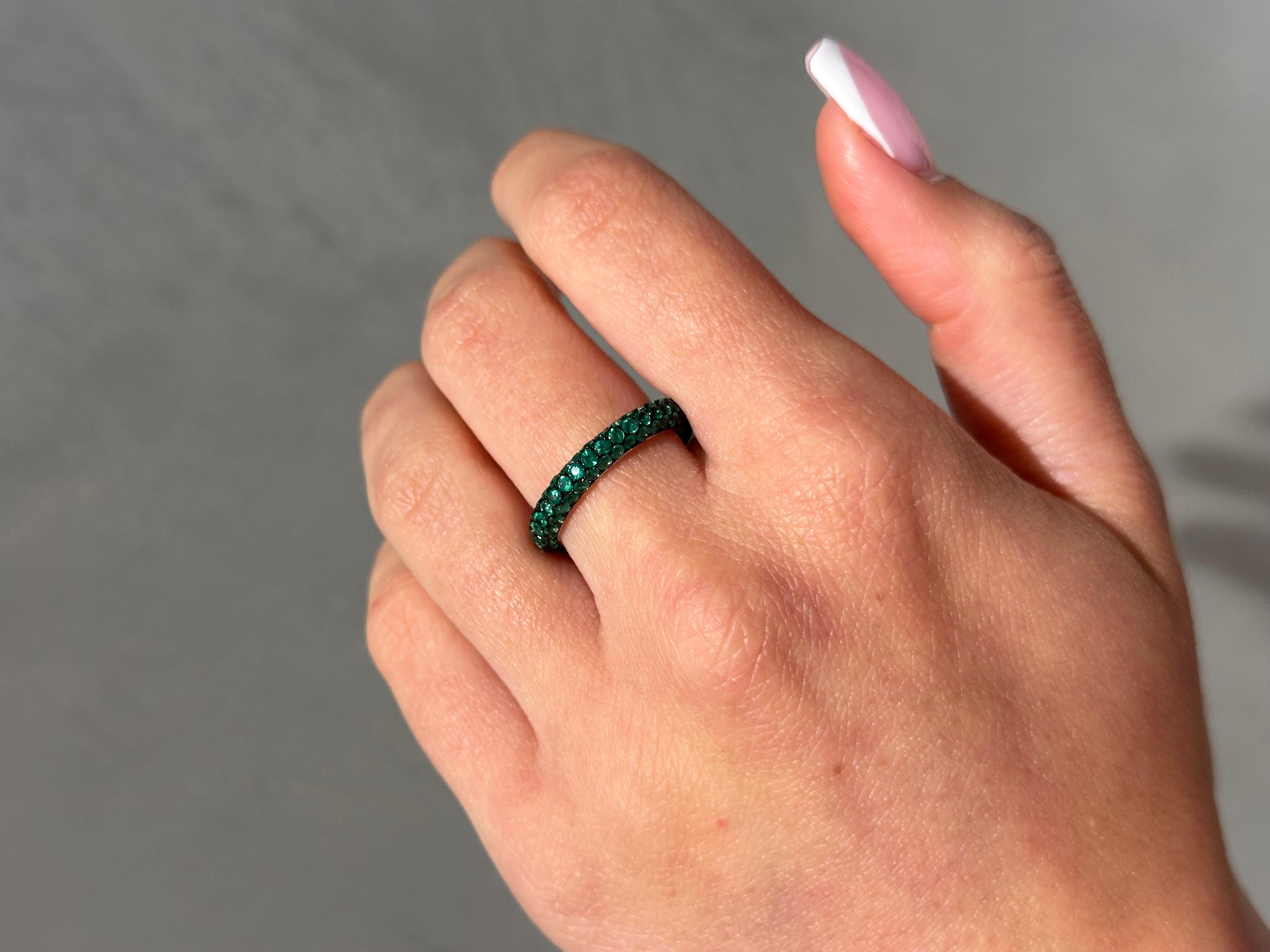 Taille ronde Bague en or blanc 18 carats et émeraude en vente