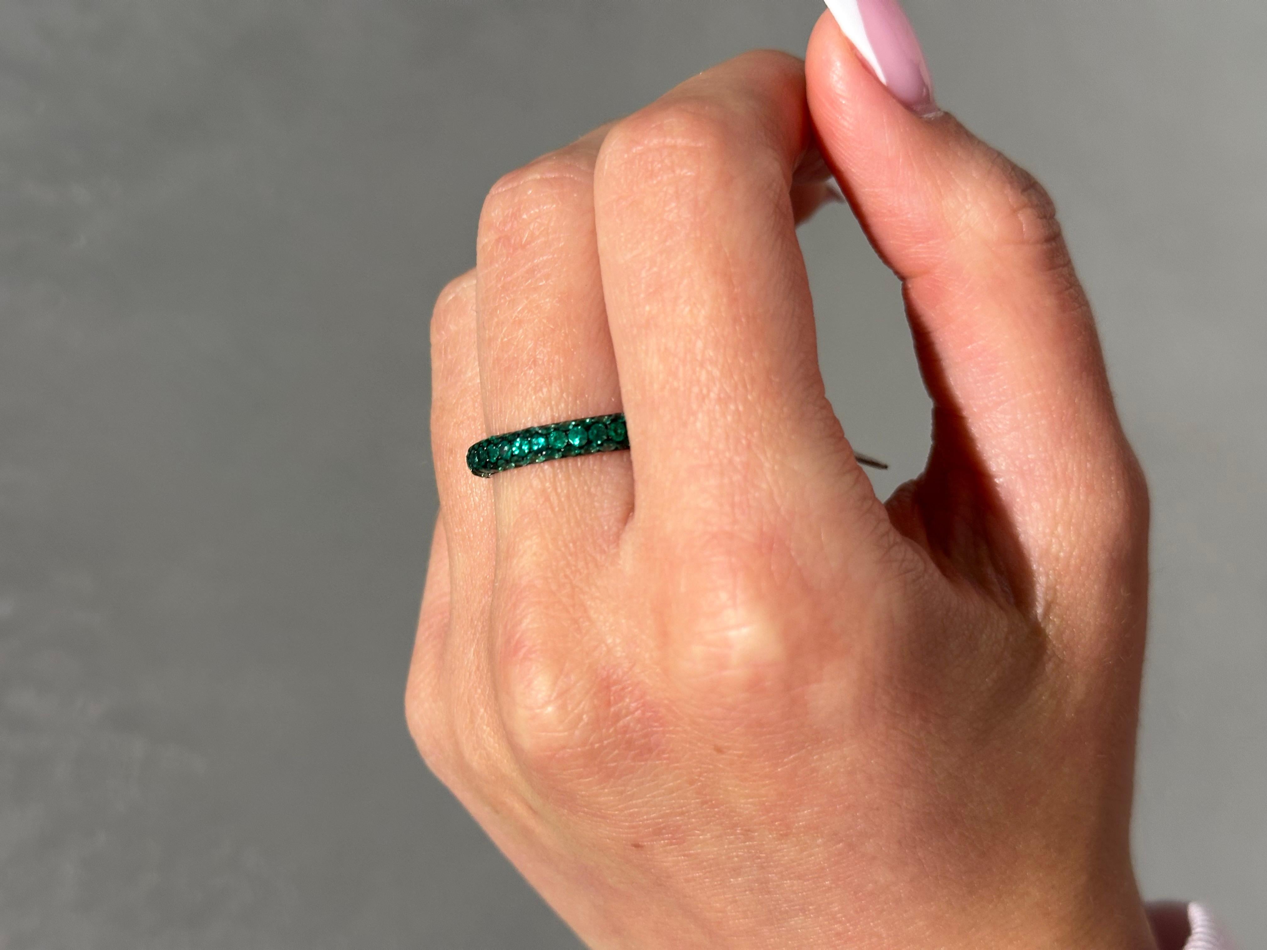 Bague en or blanc 18 carats et émeraude Neuf - En vente à New York, NY