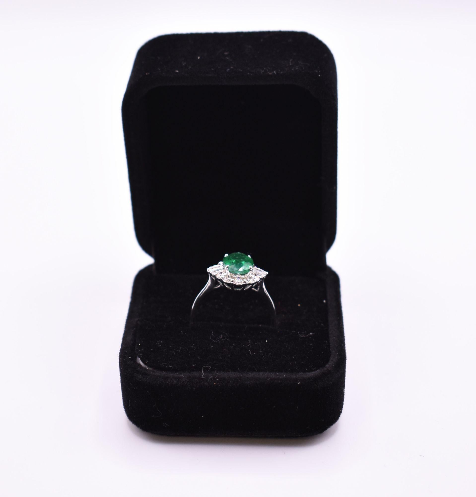 18K White Gold Emerald Ring For Sale 1