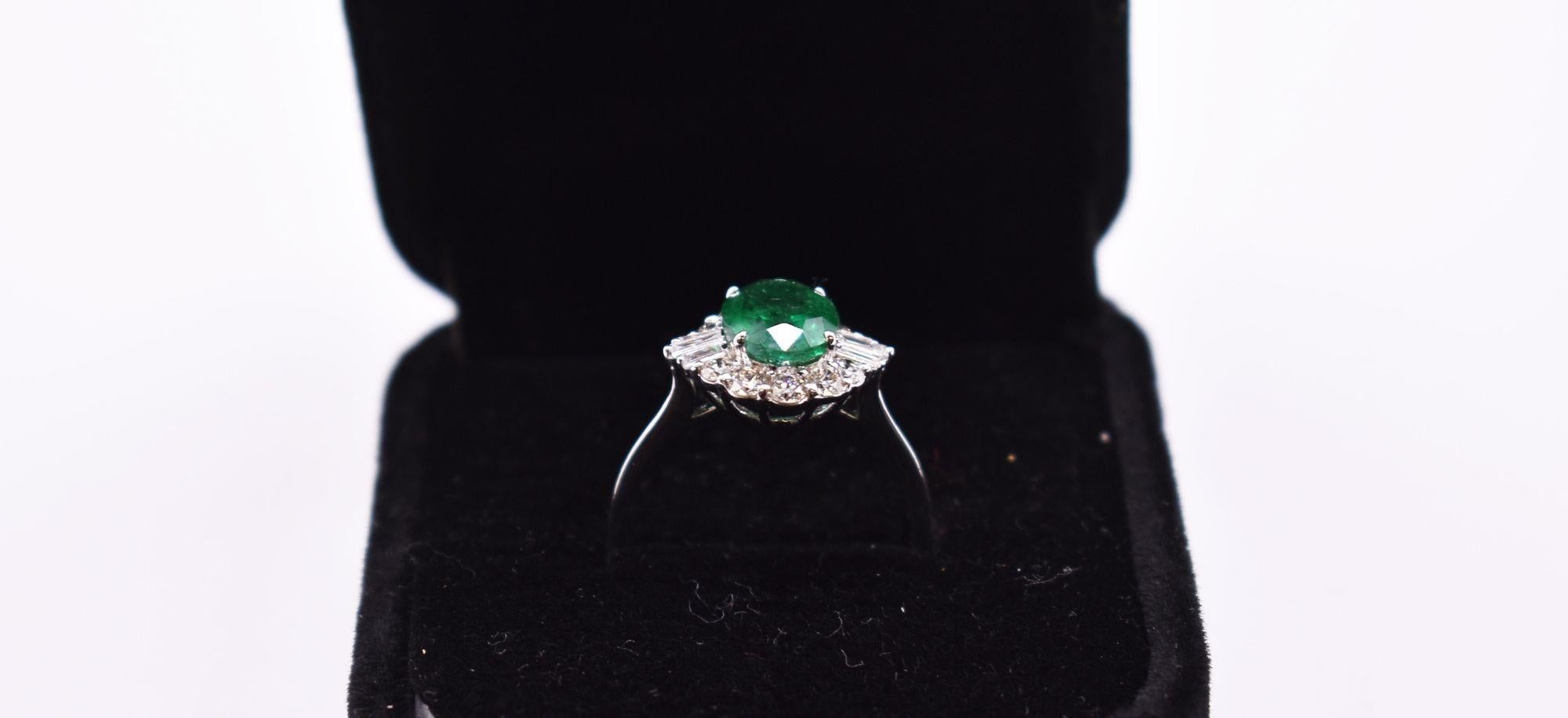 18K White Gold Emerald Ring For Sale 2