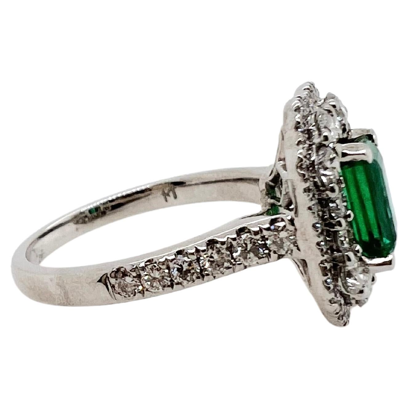 Contemporary 18k White Gold Emerald Ring with Diamonds For Sale