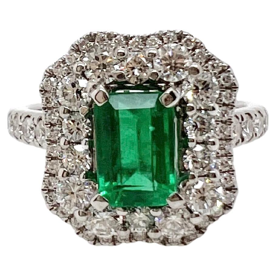 18k White Gold Emerald Ring with Diamonds For Sale