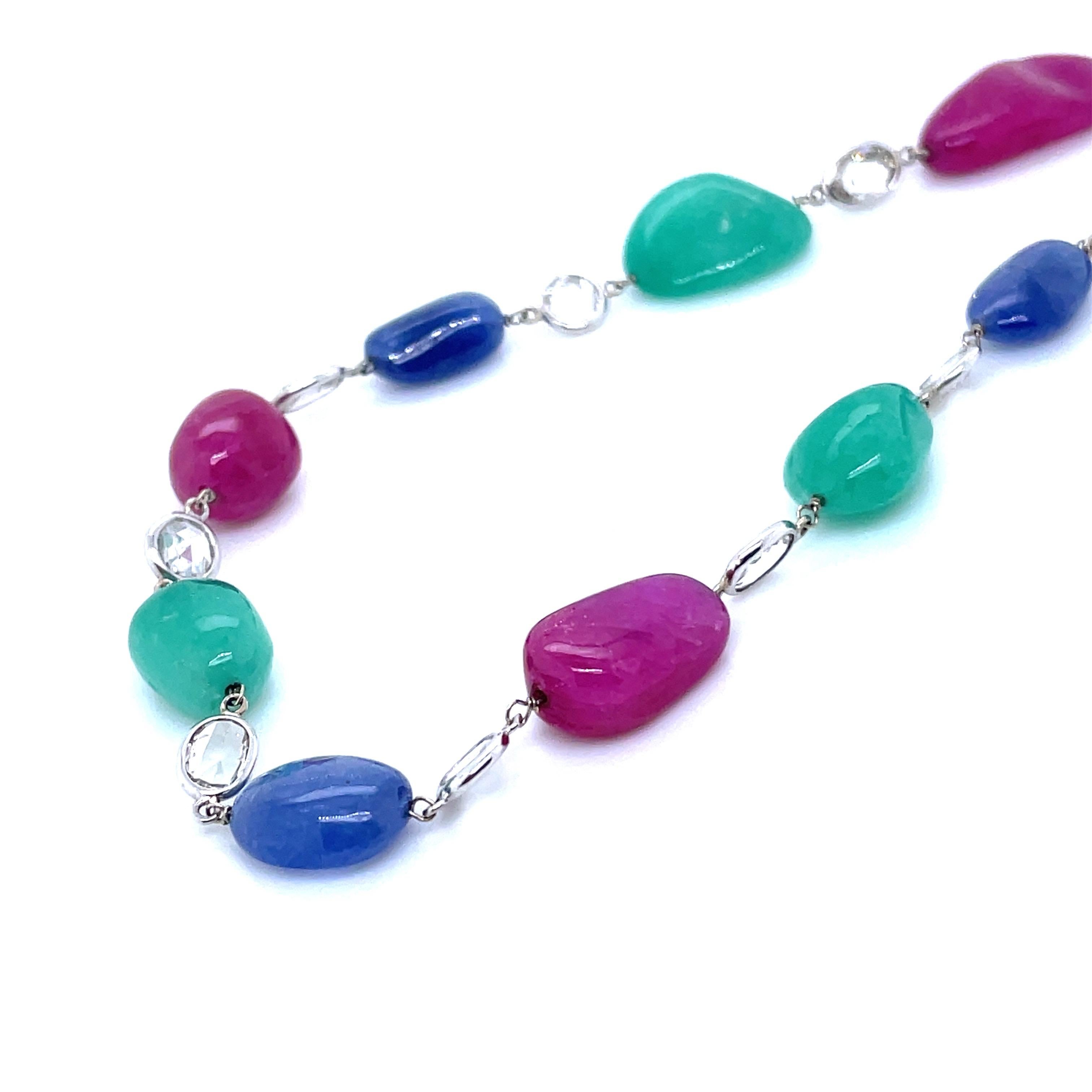 Con un peso totale mozzafiato di 299,06 carati, le ricche tonalità dello smeraldo, del rubino e dello zaffiro si uniscono in perfetta armonia, creando un'ipnotica esposizione di colori davvero indimenticabile. 

Impreziosito da 66 diamanti taglio